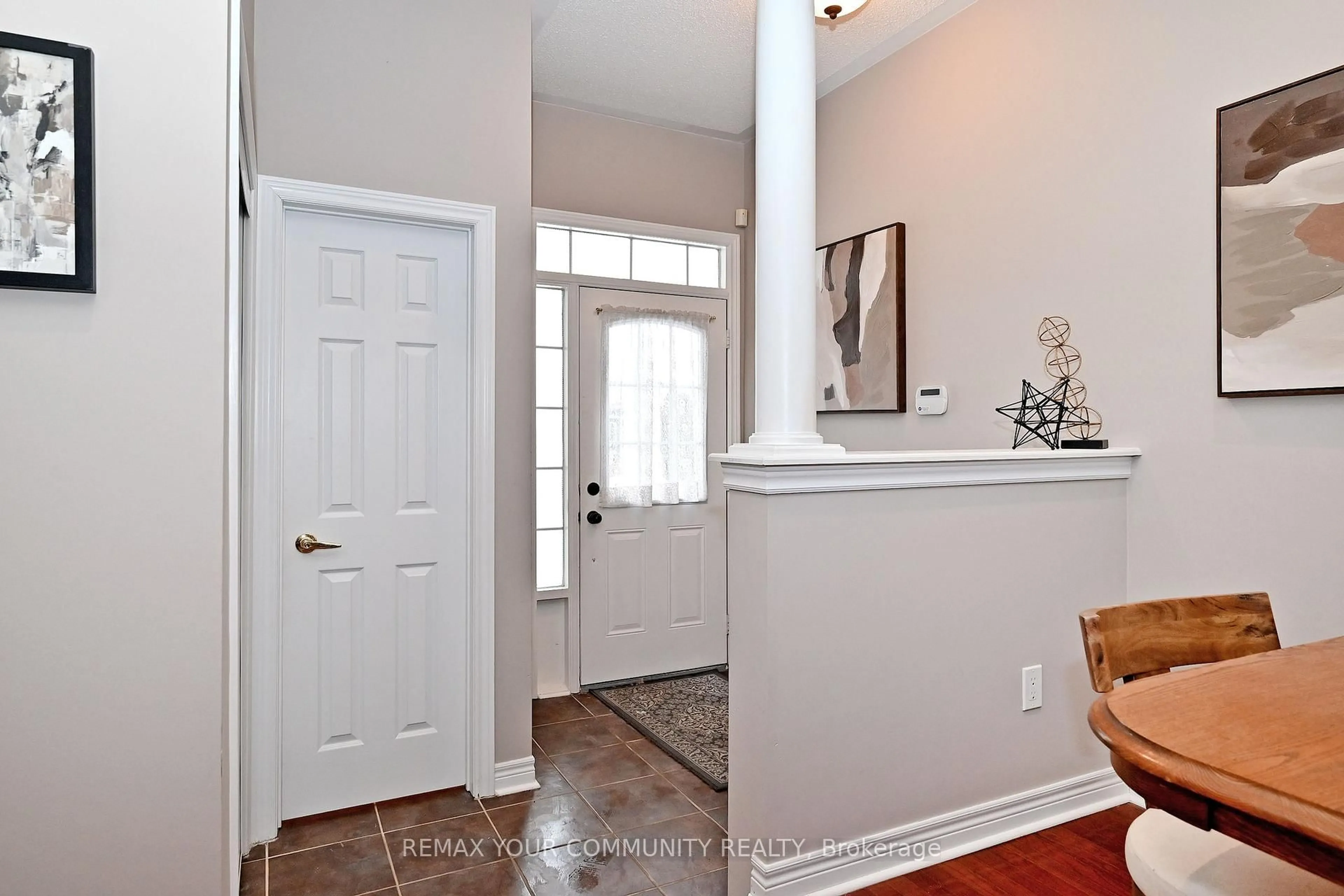 Indoor entryway for 635 Tapestry Lane, Newmarket Ontario L3X 3C8