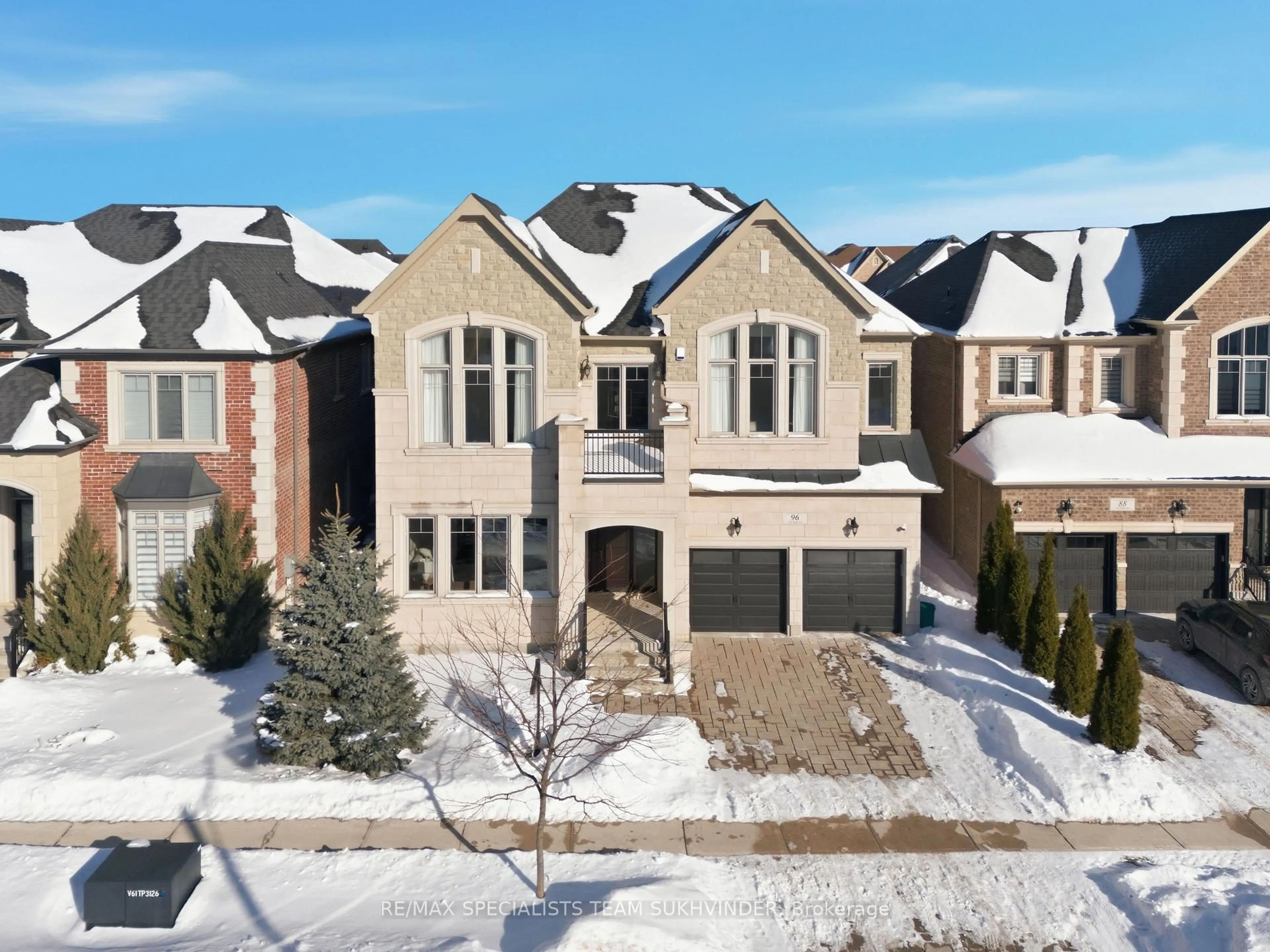 A pic from outside/outdoor area/front of a property/back of a property/a pic from drone, street for 96 Port Royal Ave, Vaughan Ontario L4B 4K6