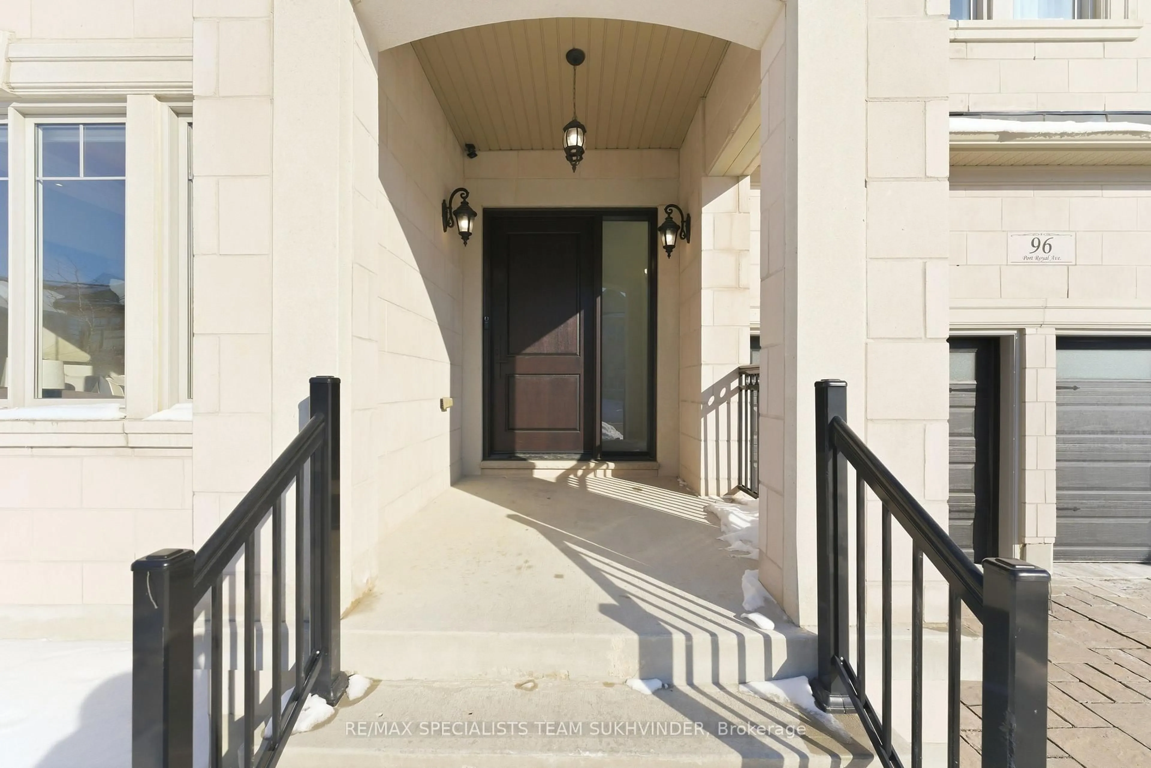 Indoor foyer for 96 Port Royal Ave, Vaughan Ontario L4B 4K6