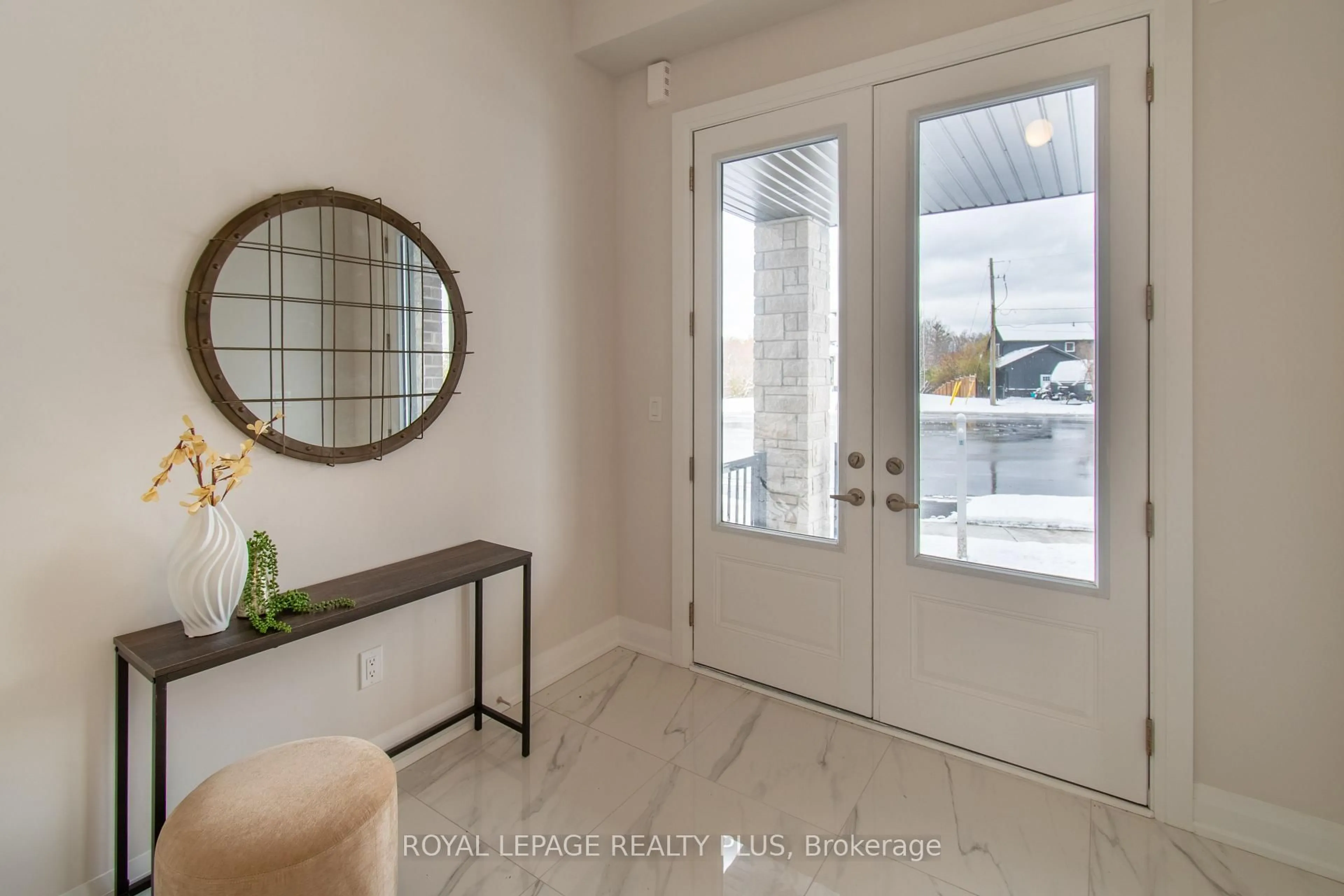 Indoor entryway for 980 Church Dr, Innisfil Ontario L0L 1W0