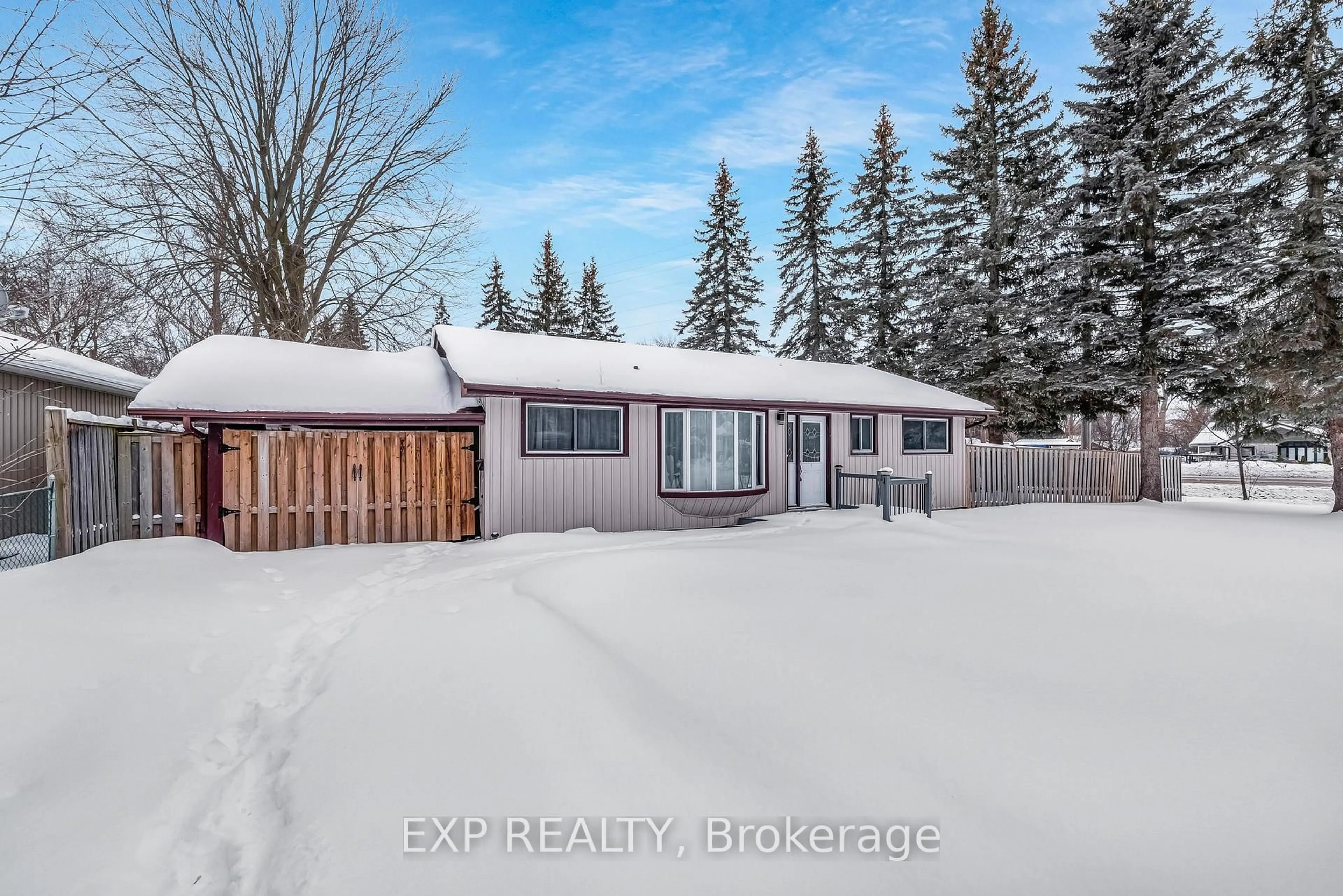 A pic from outside/outdoor area/front of a property/back of a property/a pic from drone, street for 183 Spring Rd, Georgina Ontario L4P 2K7