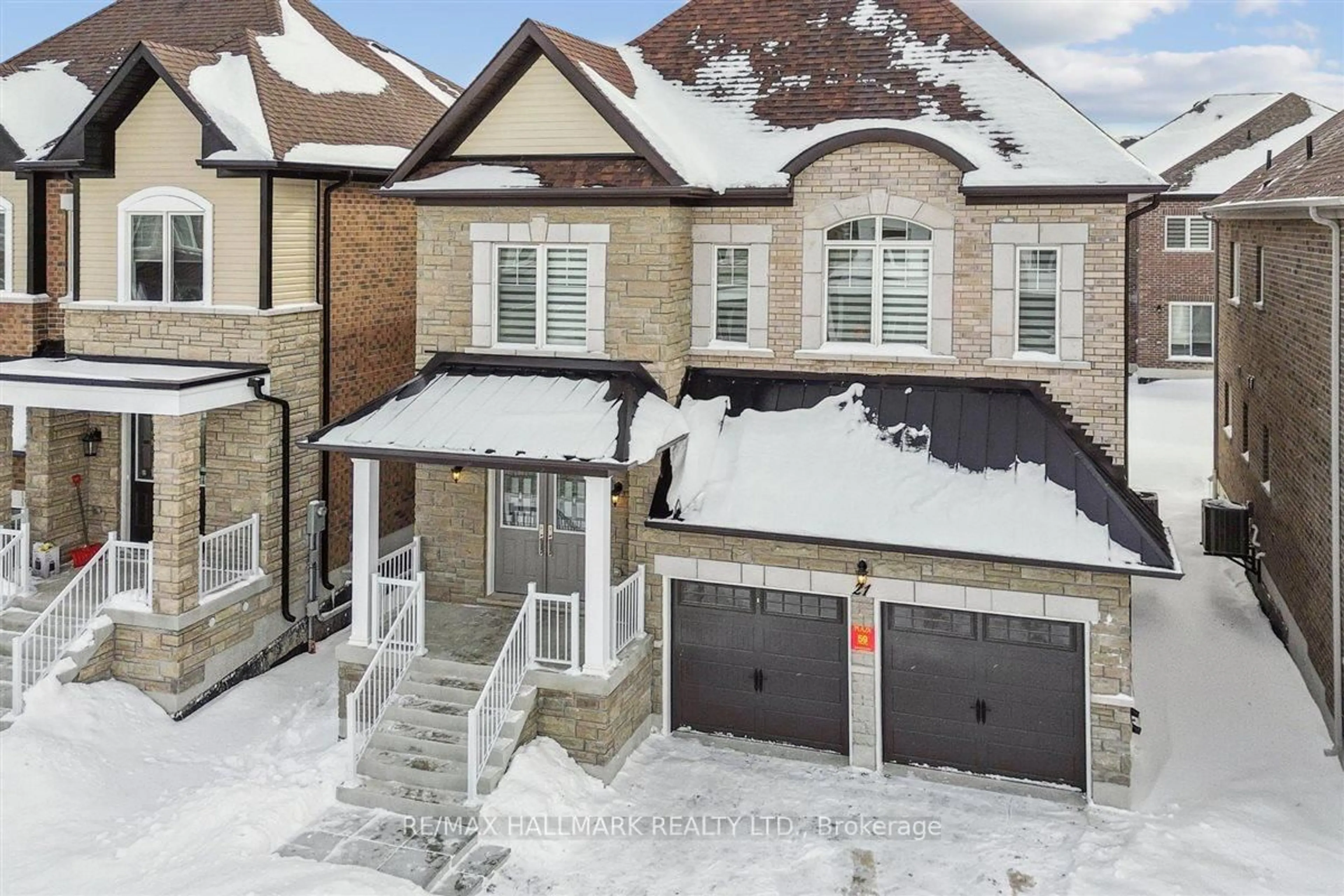 A pic from outside/outdoor area/front of a property/back of a property/a pic from drone, street for 21 La Reine Ave, Richmond Hill Ontario L4E 1N3