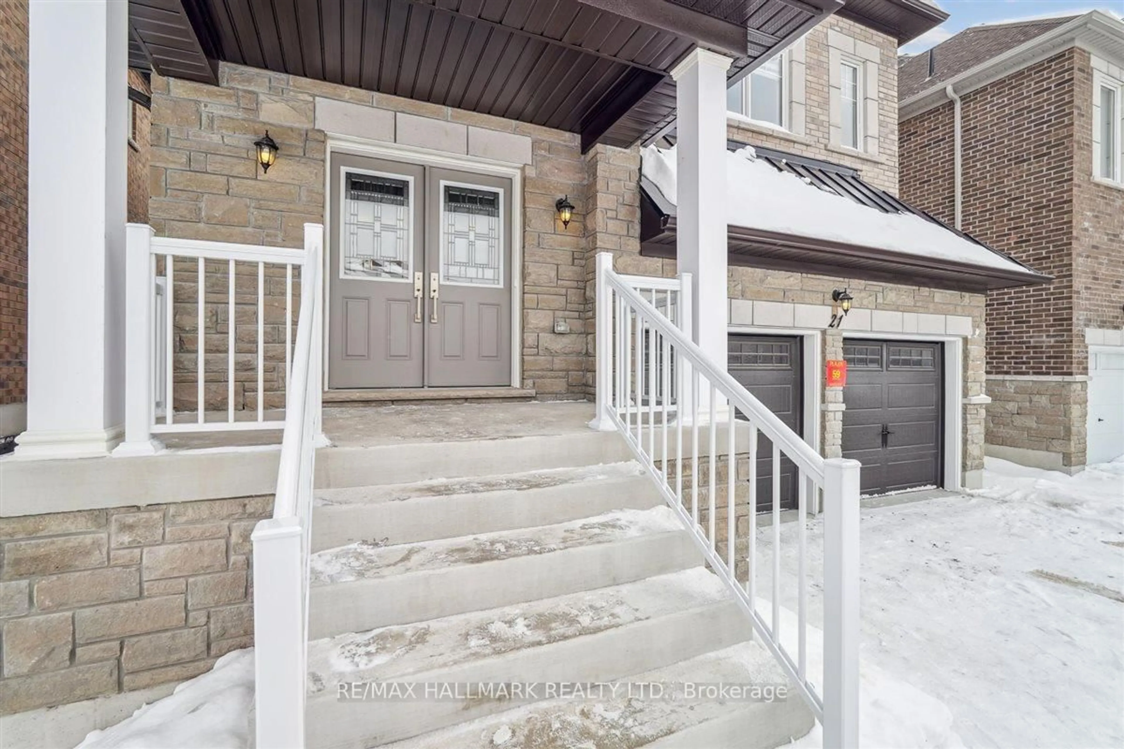 Indoor entryway for 21 La Reine Ave, Richmond Hill Ontario L4E 1N3
