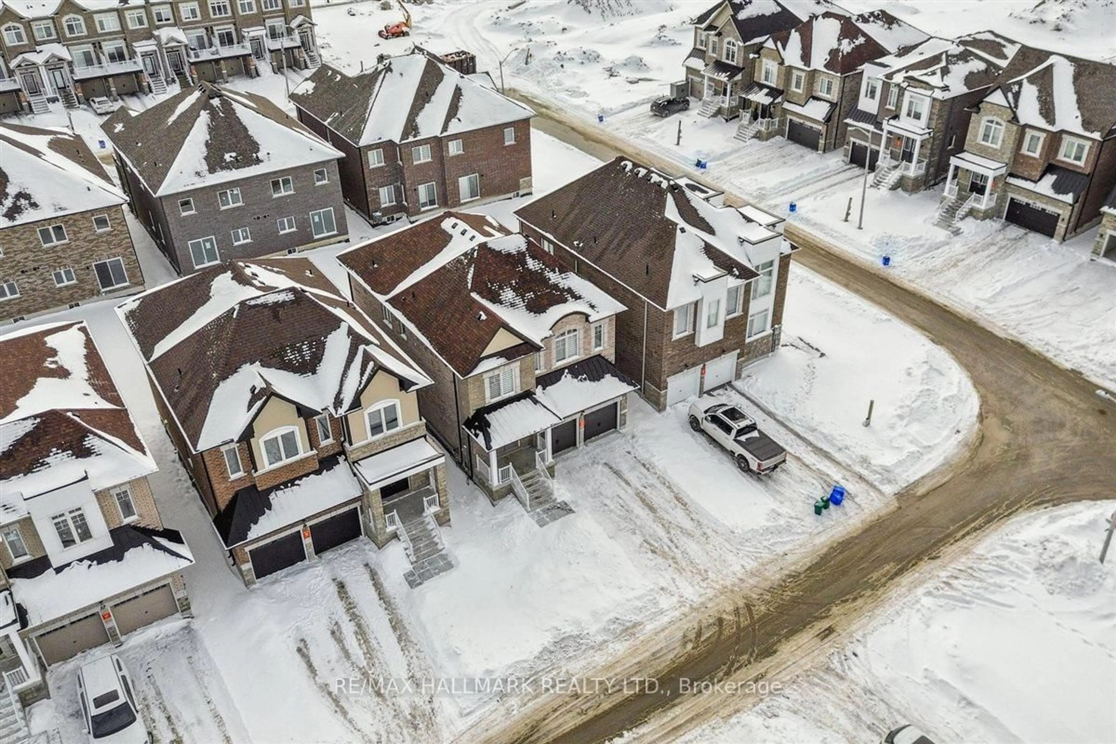 A pic from outside/outdoor area/front of a property/back of a property/a pic from drone, unknown for 21 La Reine Ave, Richmond Hill Ontario L4E 1N3