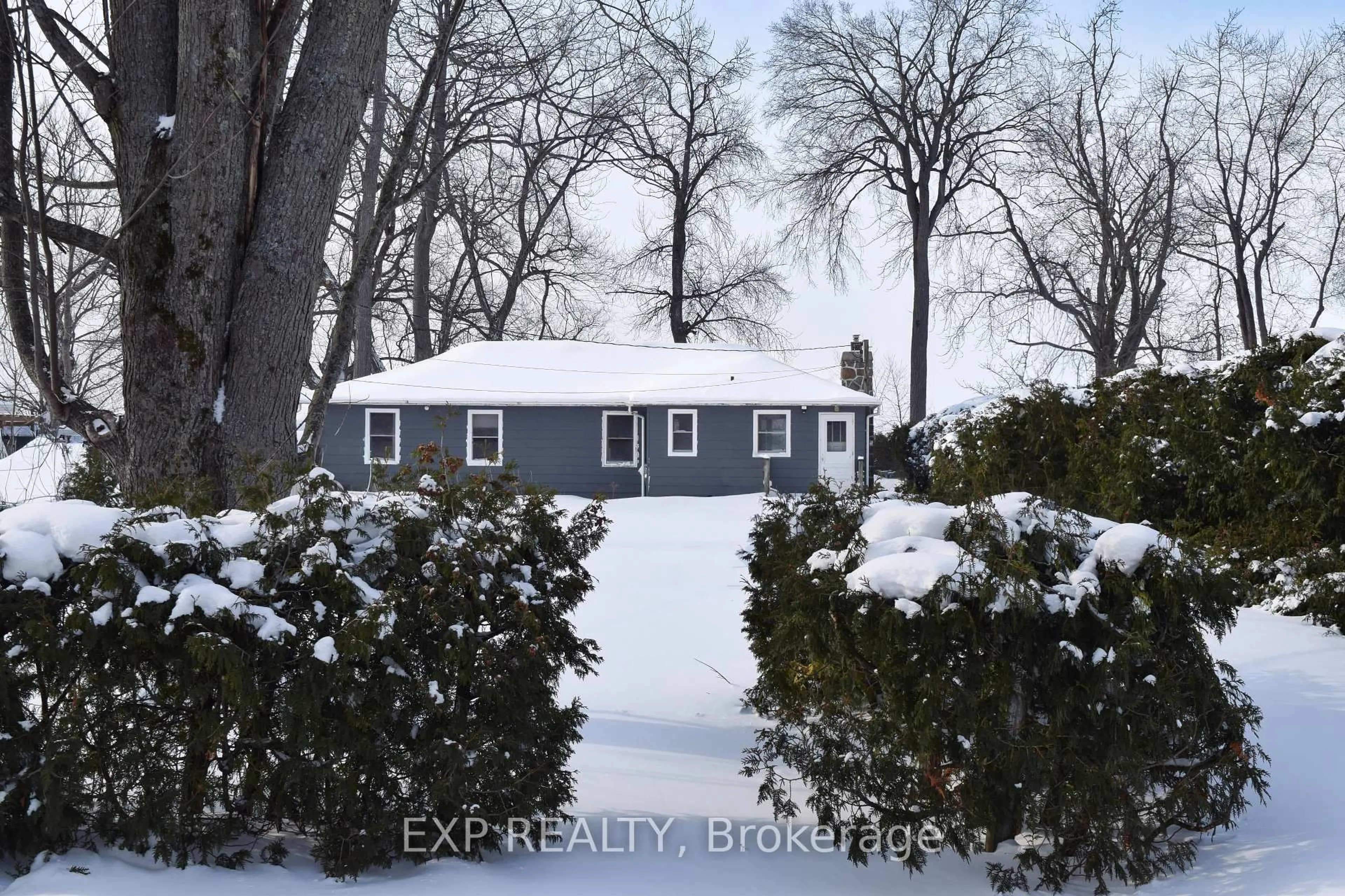 A pic from outside/outdoor area/front of a property/back of a property/a pic from drone, street for 28 McRae Beach Rd, Georgina Ontario L0E 1L0