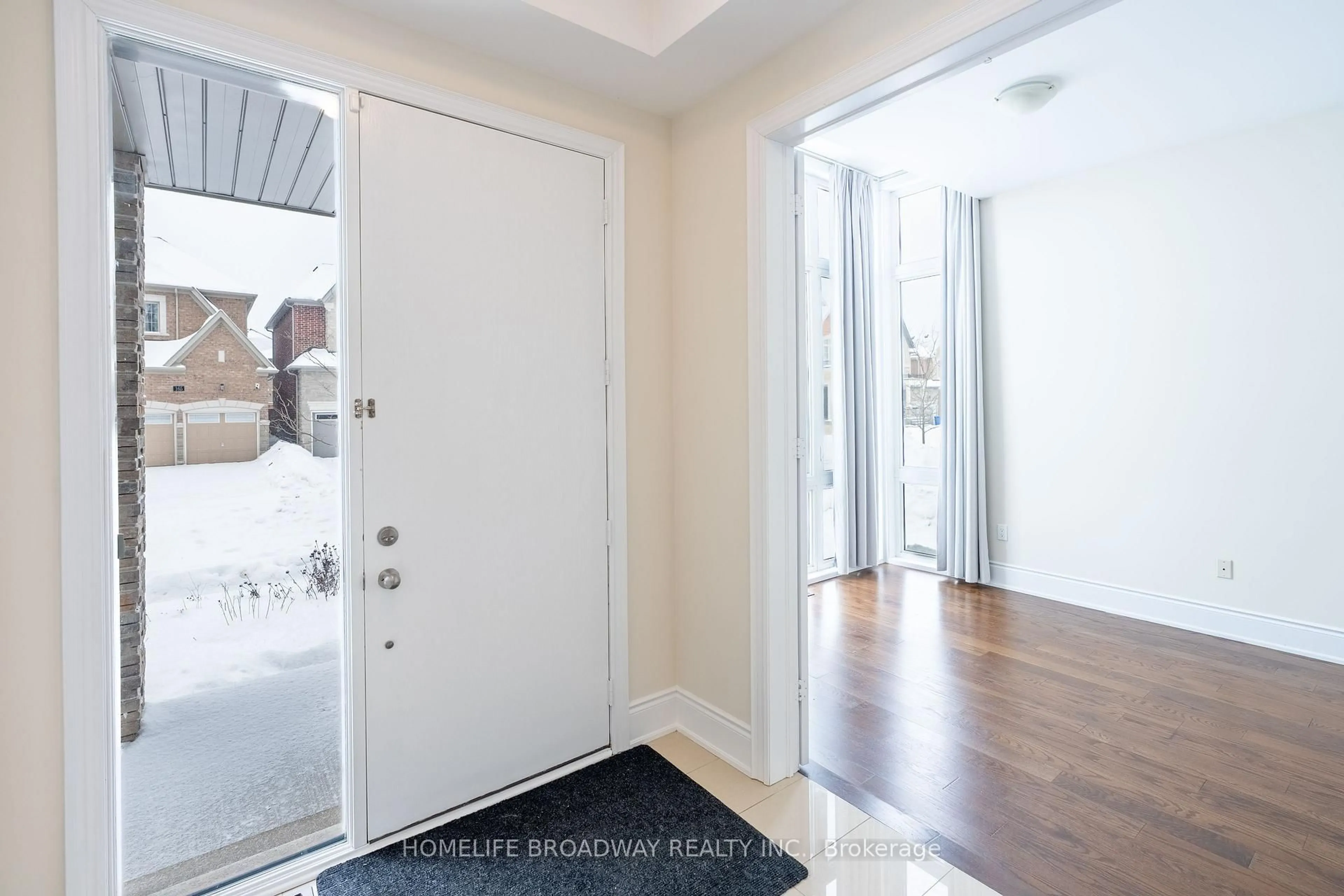 Indoor entryway for 166 Conklin Cres, Aurora Ontario L4G 0Z2
