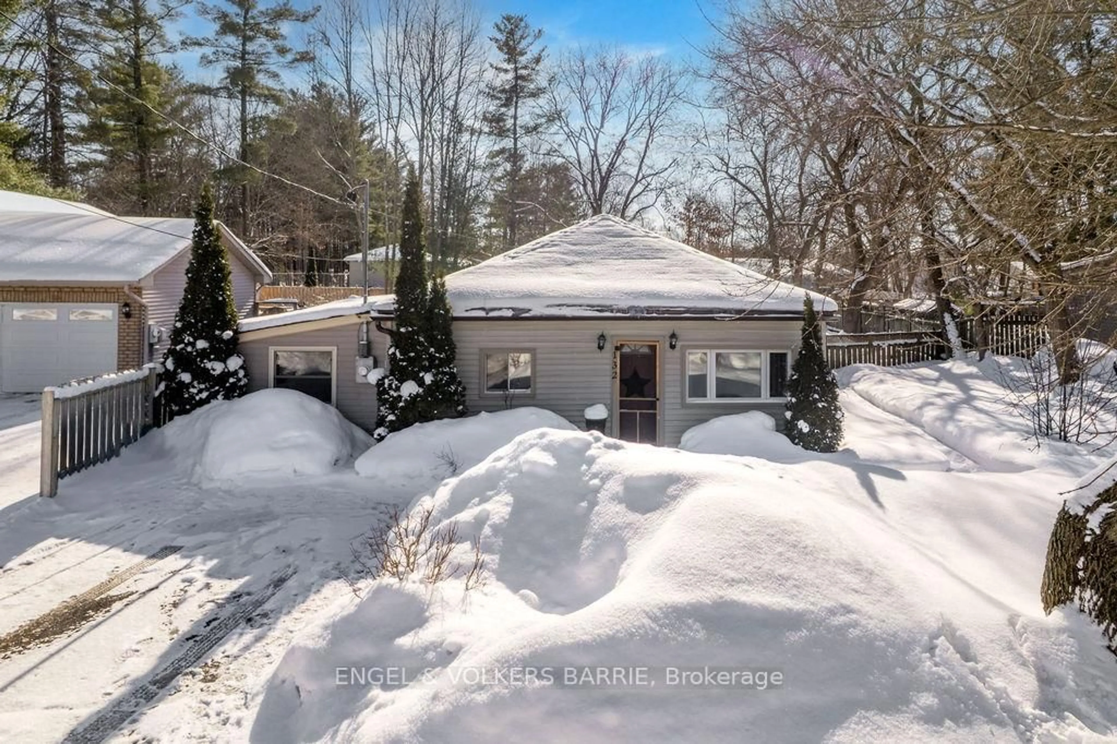A pic from outside/outdoor area/front of a property/back of a property/a pic from drone, street for 132 Sydenham St, Essa Ontario L0M 1B0