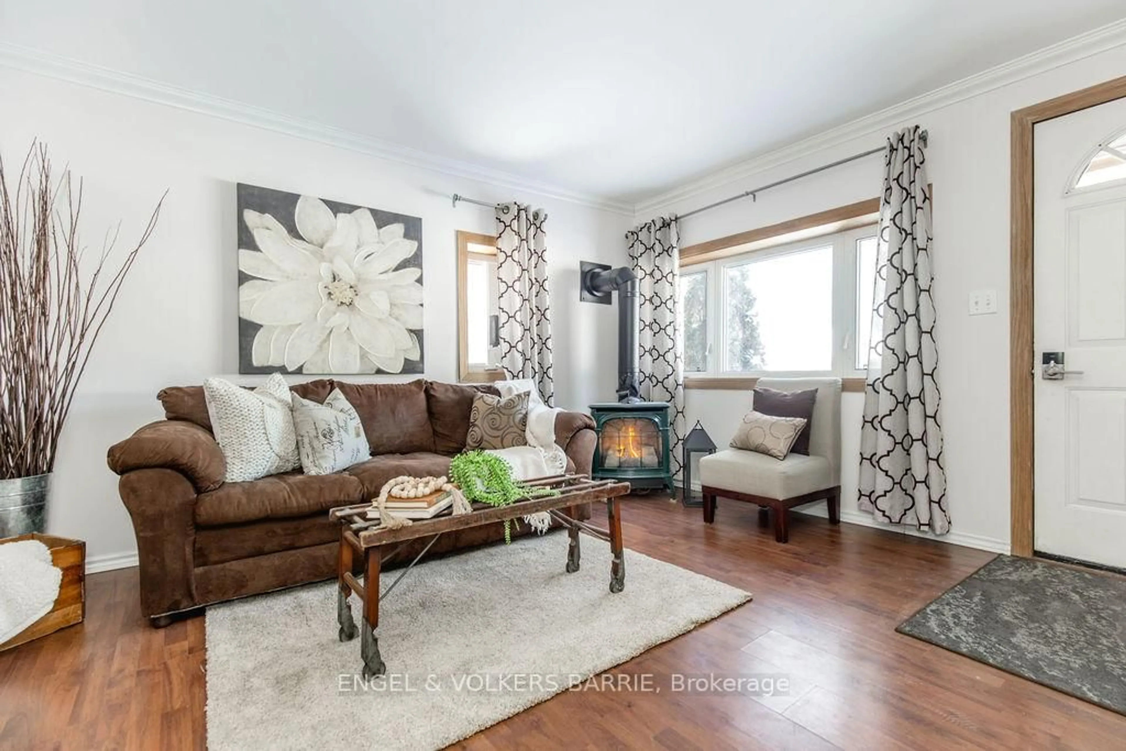 Living room with furniture, unknown for 132 Sydenham St, Essa Ontario L0M 1B0