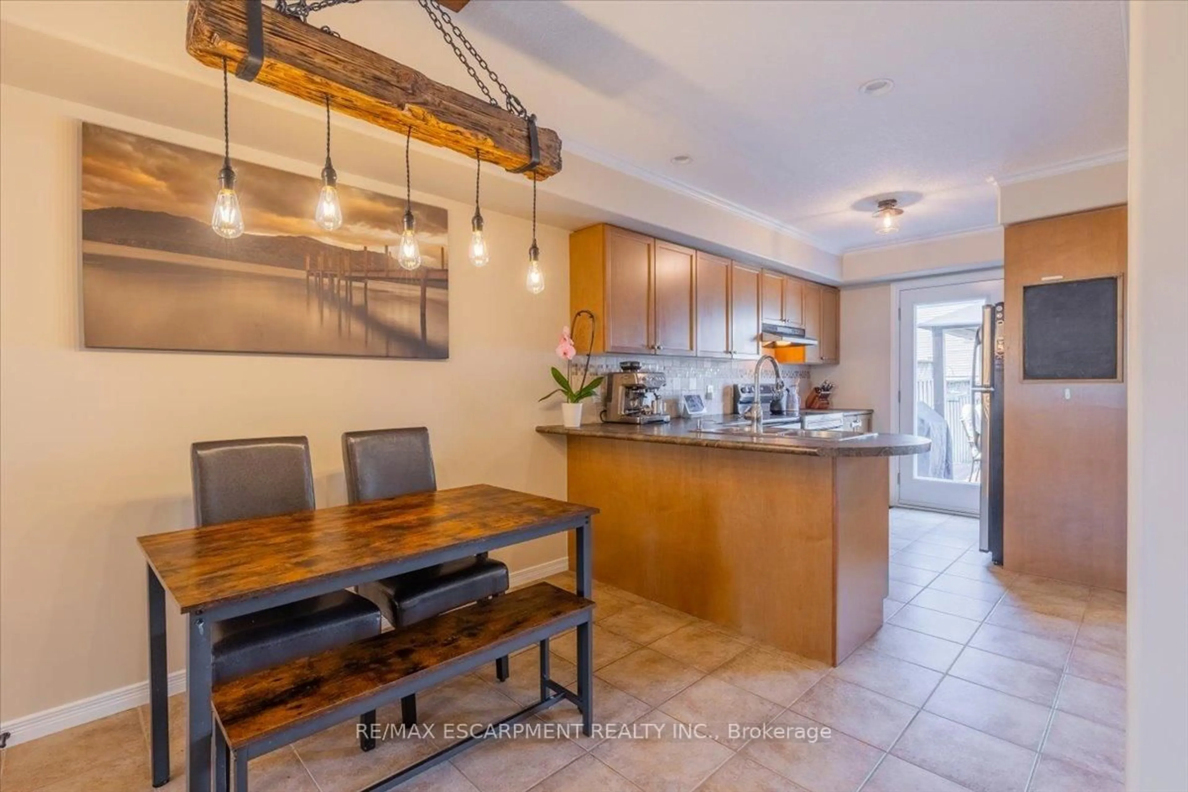 Open concept kitchen, ceramic/tile floor for 4 Ruthven Cres, New Tecumseth Ontario L9R 0A7