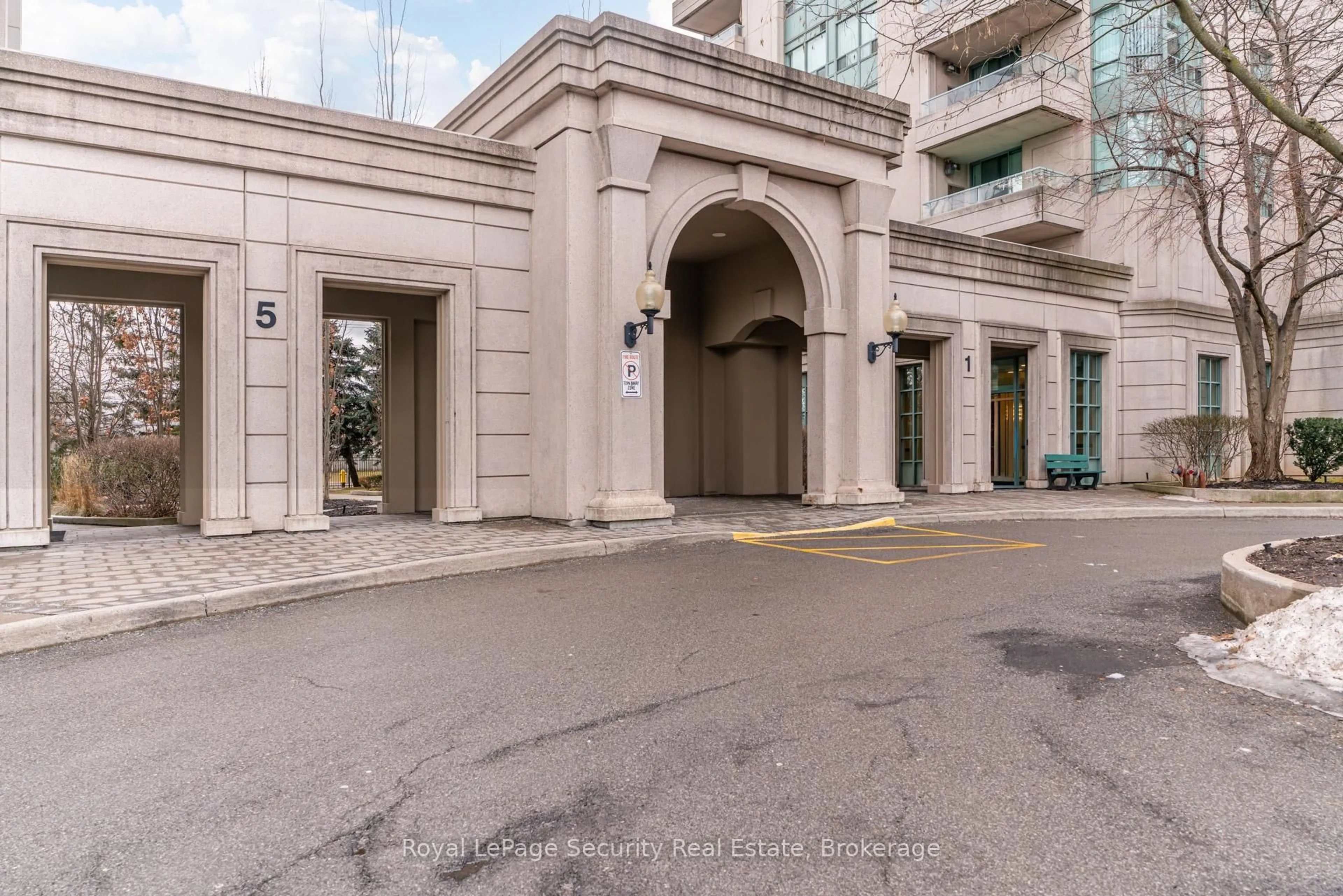 Indoor foyer for 1 Emerald Lane #512, Vaughan Ontario L4J 8N2