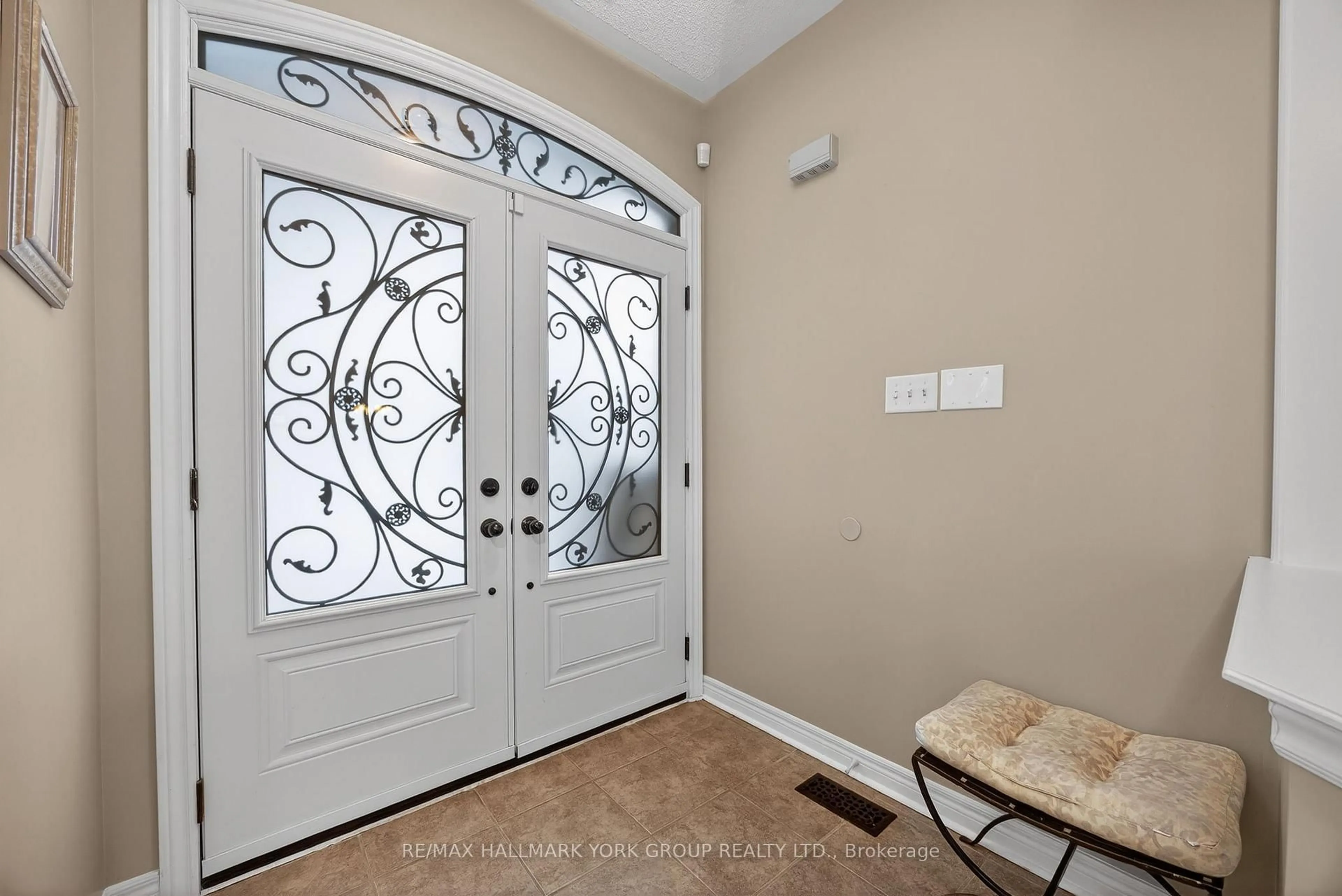 Indoor entryway for 99 Barberry Cres, Richmond Hill Ontario L4E 4S5