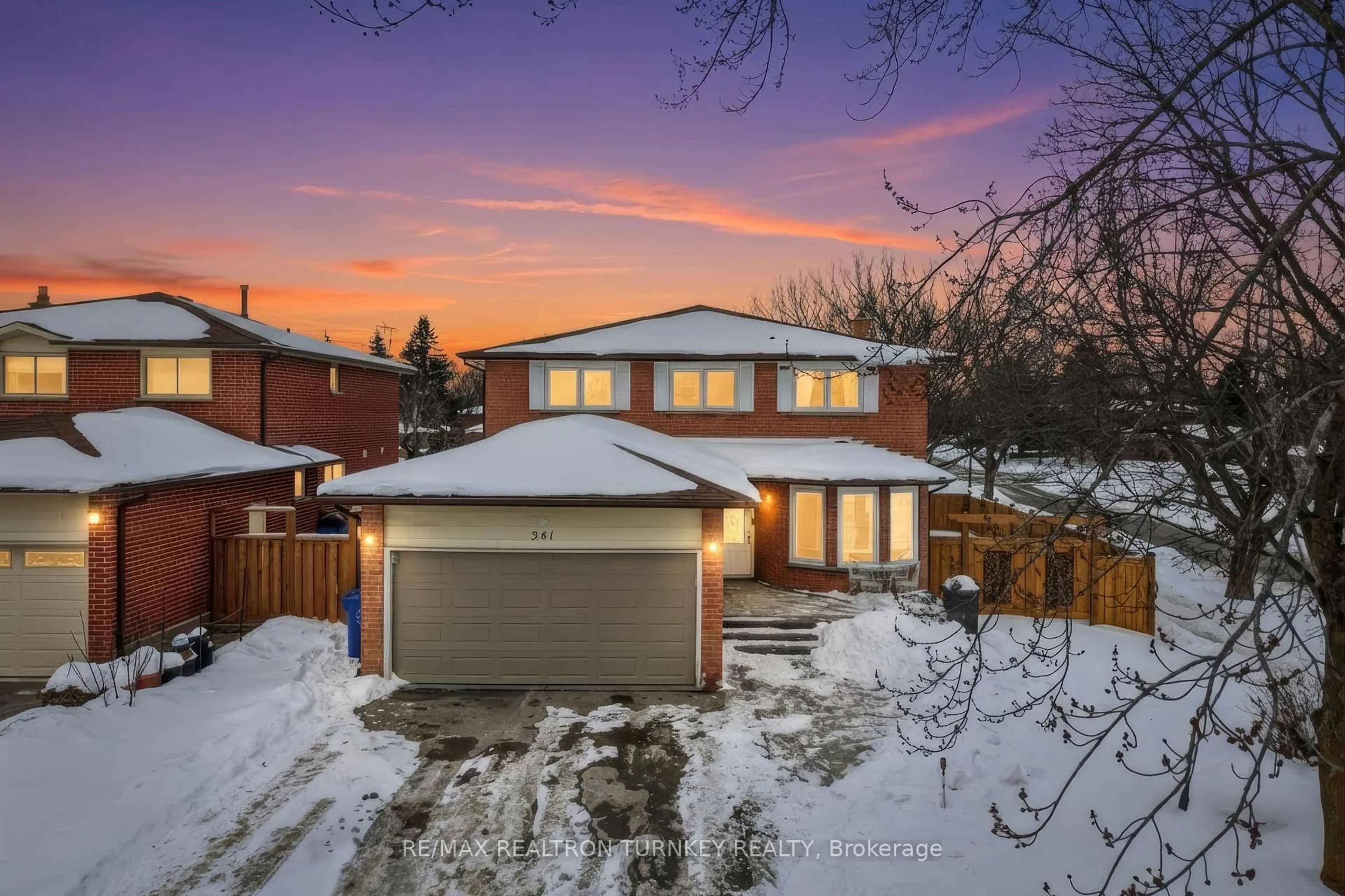 A pic from outside/outdoor area/front of a property/back of a property/a pic from drone, street for 341 Buckingham Rd, Newmarket Ontario L3Y 6K6