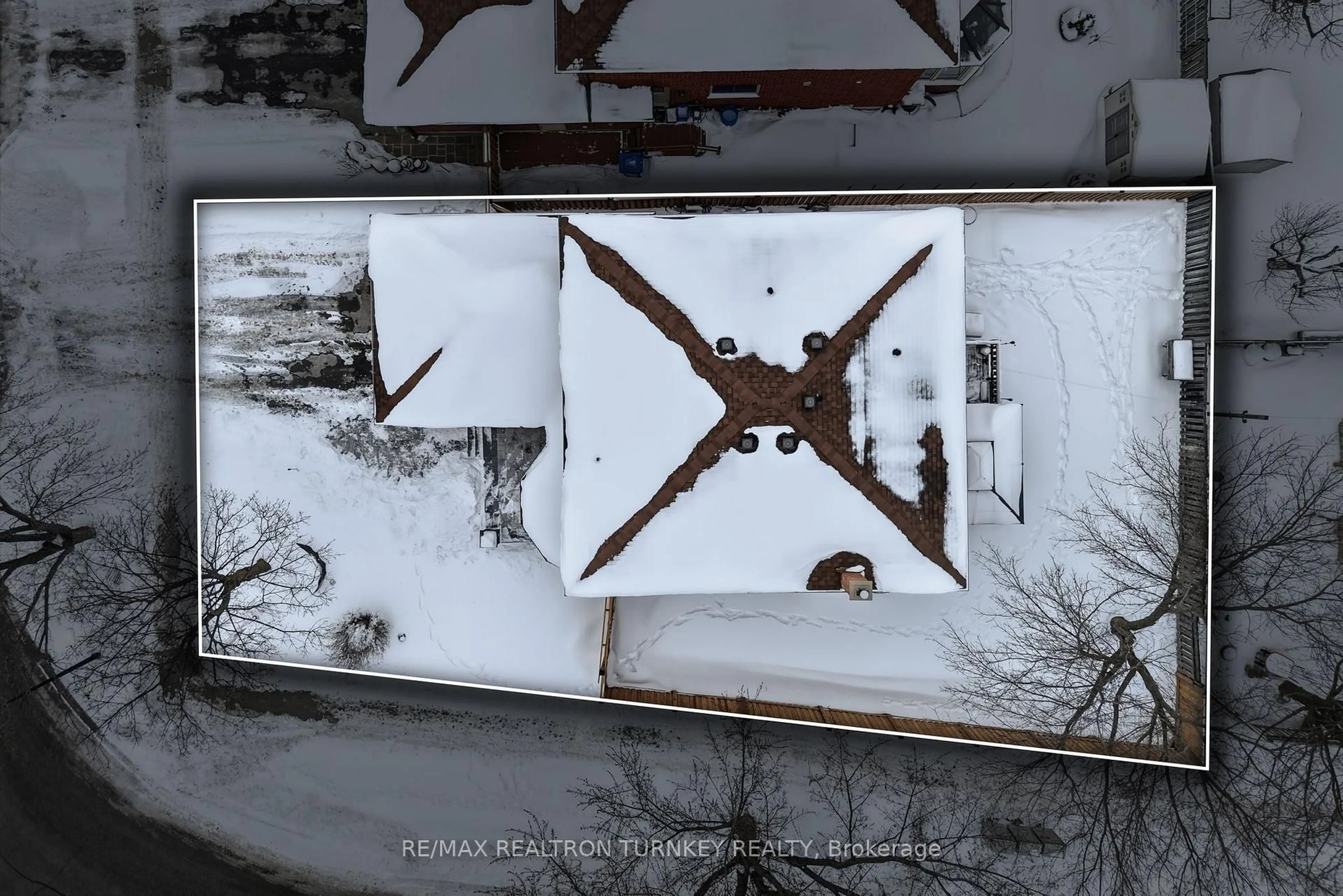 A pic from outside/outdoor area/front of a property/back of a property/a pic from drone, city buildings view from balcony for 341 Buckingham Rd, Newmarket Ontario L3Y 6K6