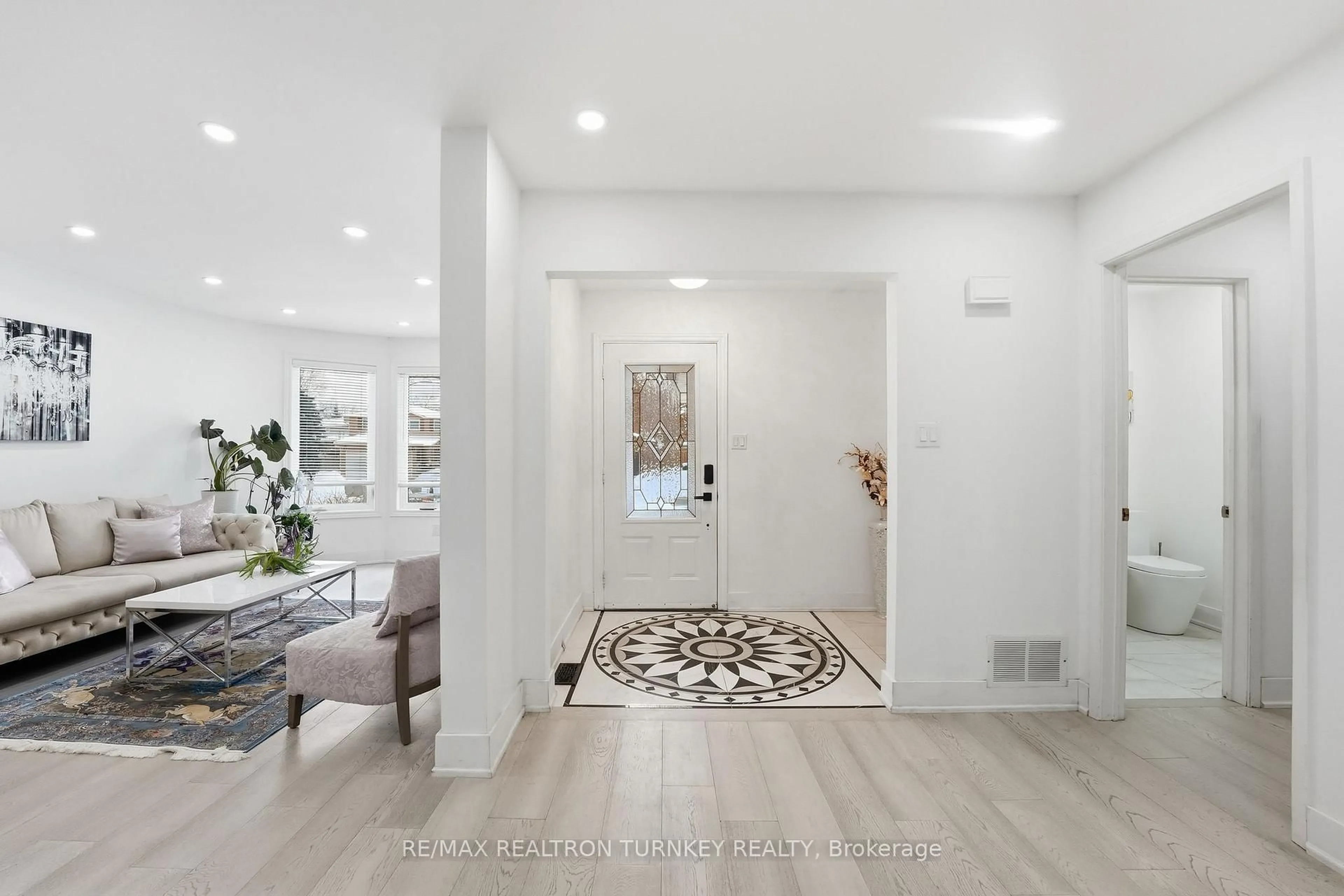 Indoor entryway for 341 Buckingham Rd, Newmarket Ontario L3Y 6K6