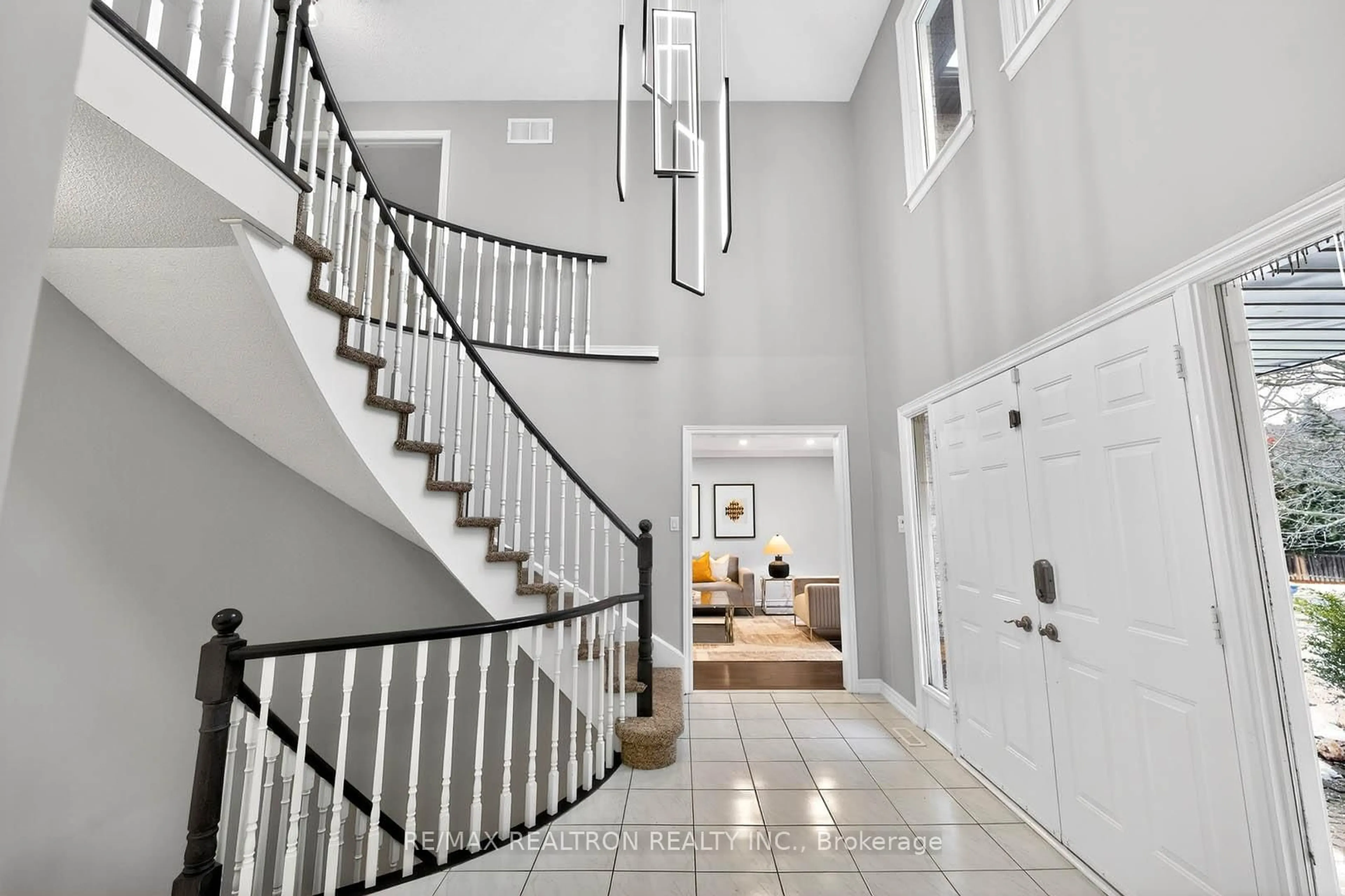 Indoor entryway for 10 Mcclenny Dr, Aurora Ontario L4G 5P9