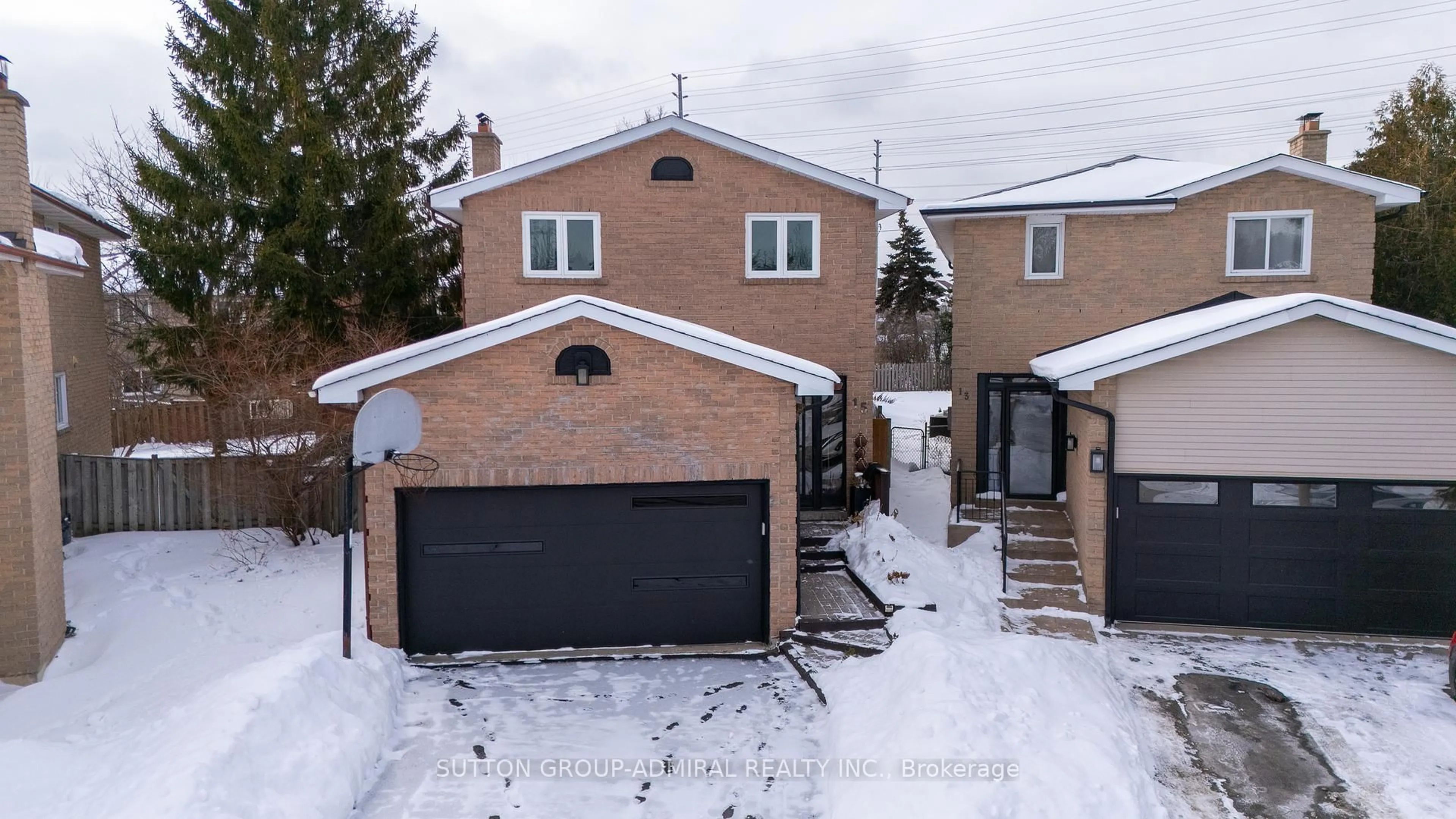 A pic from outside/outdoor area/front of a property/back of a property/a pic from drone, street for 15 Miles Crt, Richmond Hill Ontario L4C 5P7
