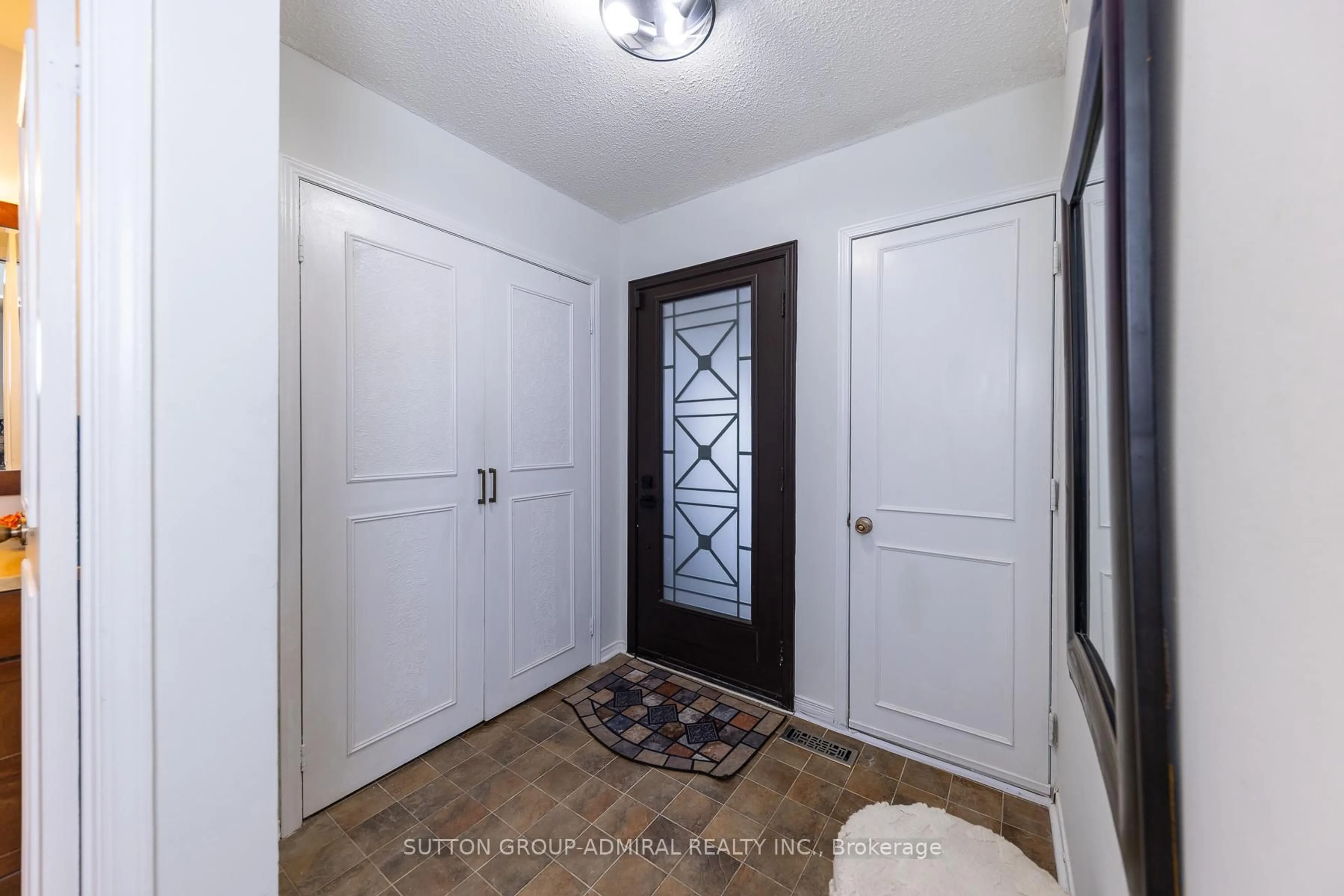 Indoor entryway for 15 Miles Crt, Richmond Hill Ontario L4C 5P7