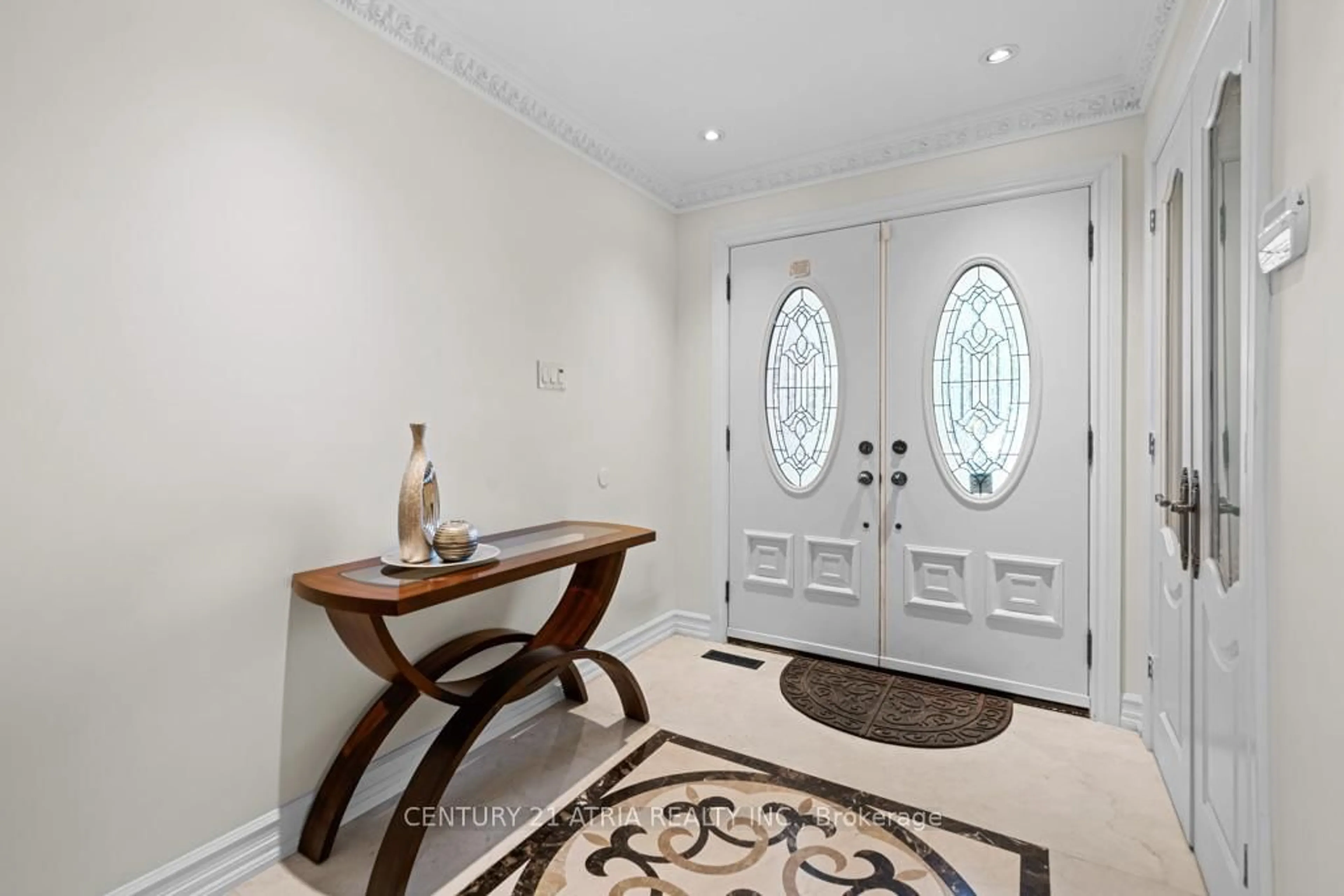 Indoor entryway for 33 Autumn Way, Aurora Ontario L4G 4P2