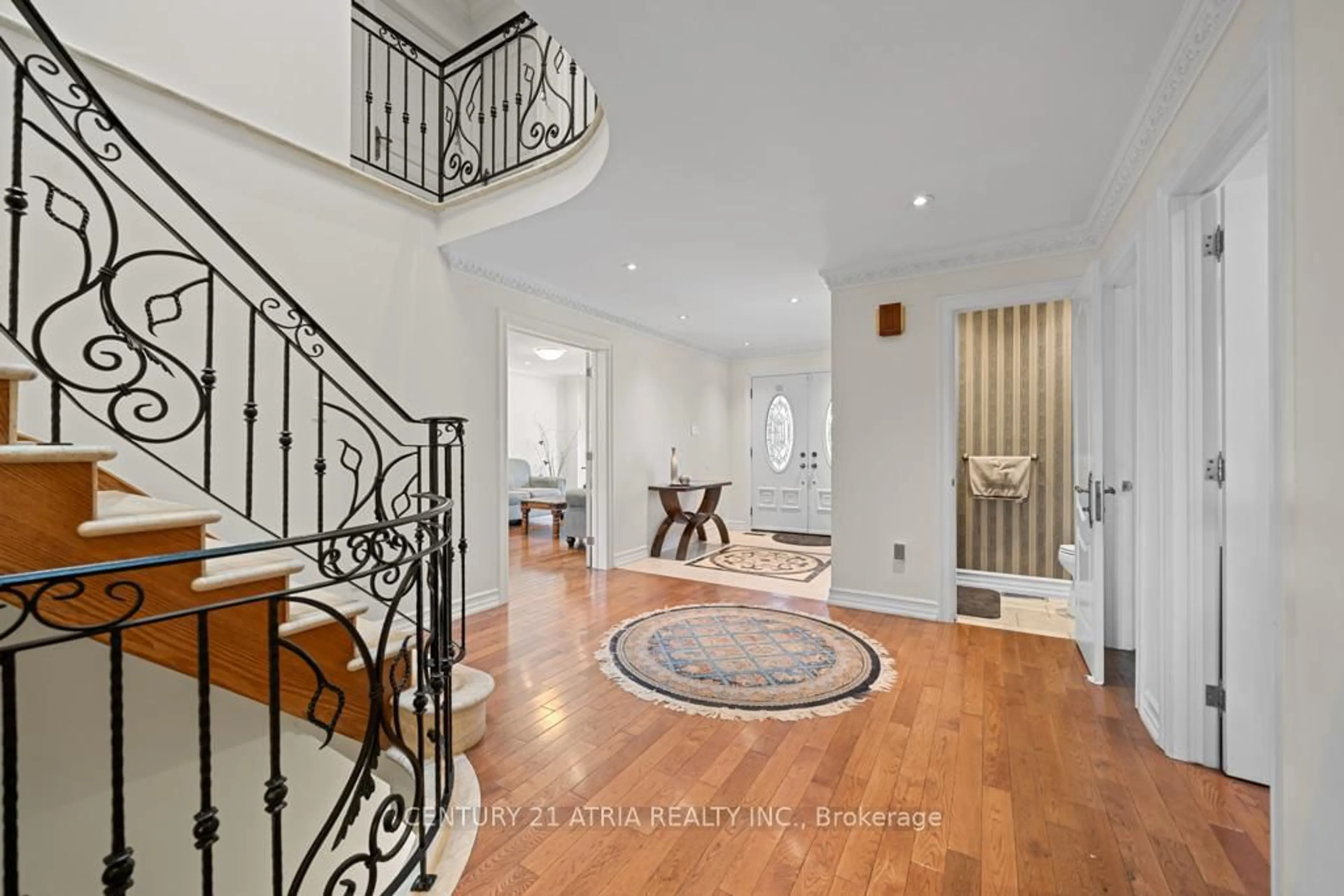 Indoor foyer for 33 Autumn Way, Aurora Ontario L4G 4P2