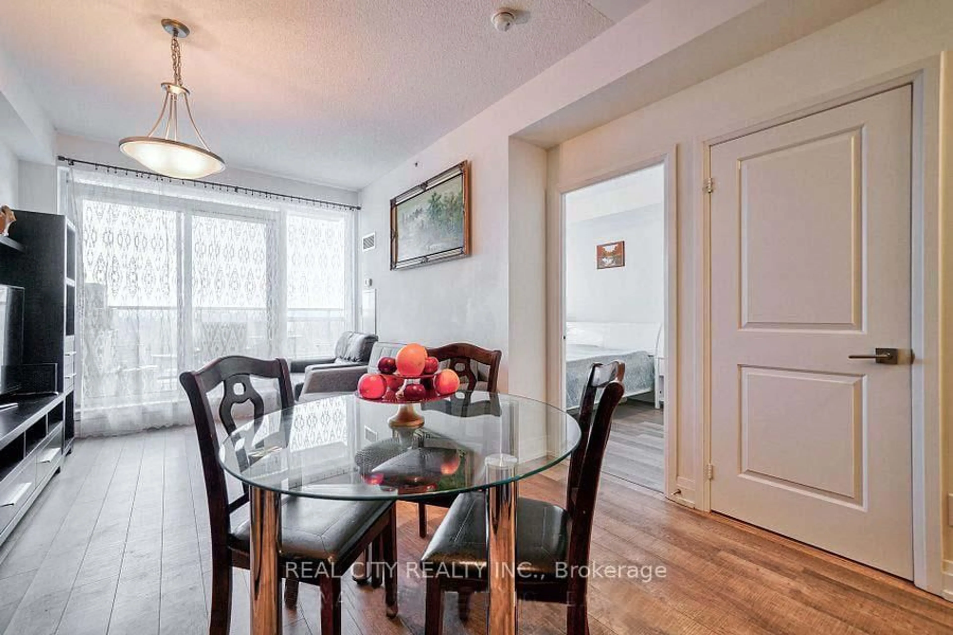 Dining room, wood/laminate floor for 7167 Yonge St #407, Markham Ontario L3T 0E1