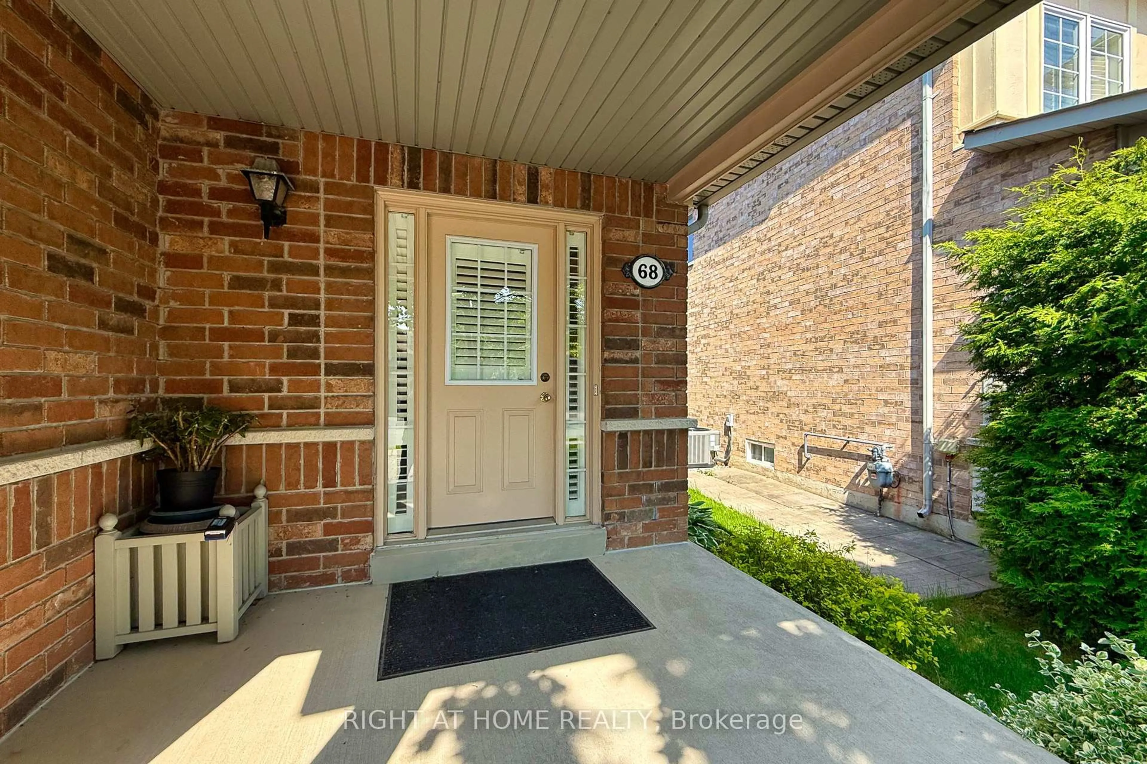 Indoor entryway for 68 Rideau Dr, Richmond Hill Ontario L4B 4P3