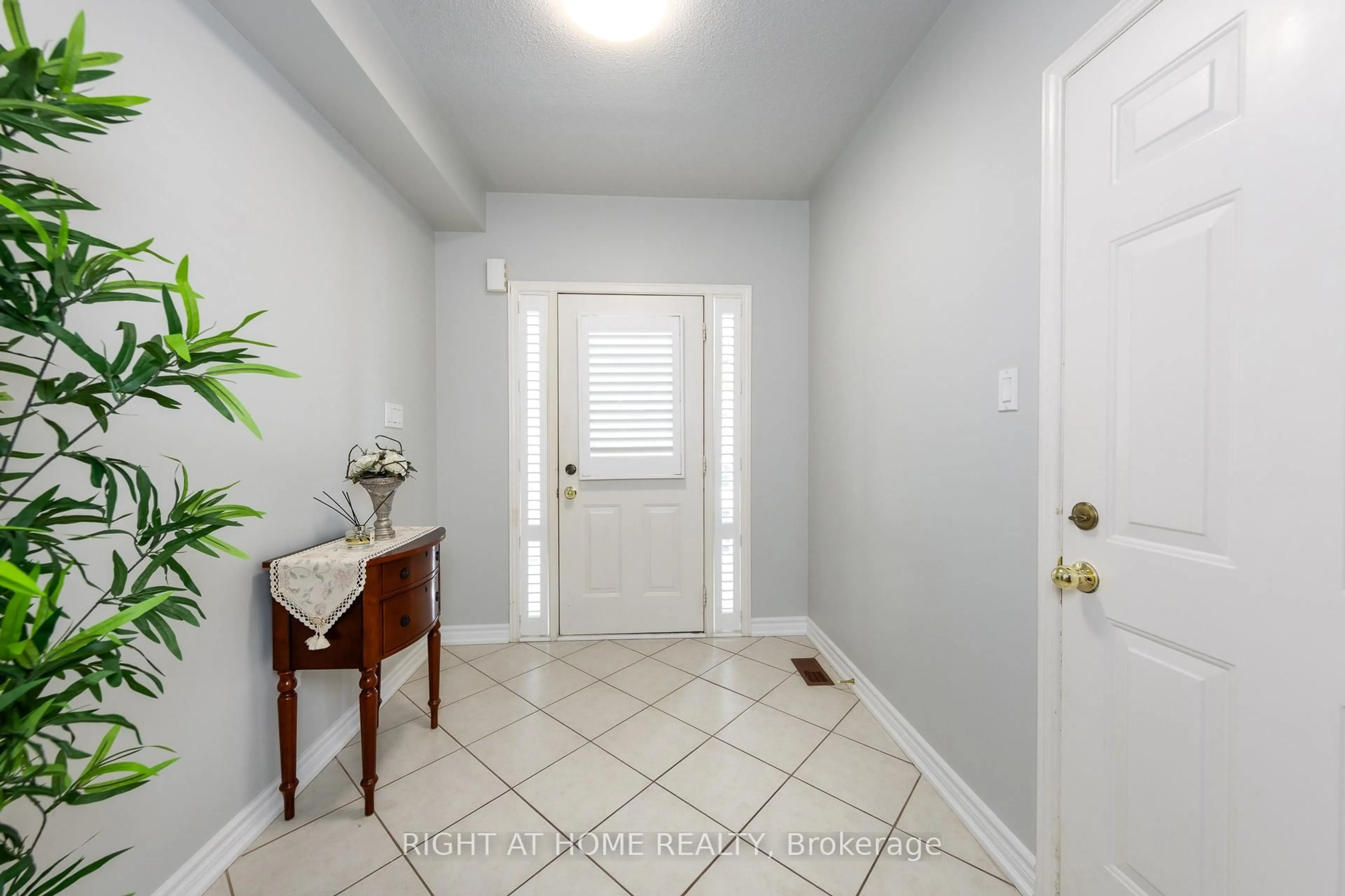 Indoor entryway for 68 Rideau Dr, Richmond Hill Ontario L4B 4P3