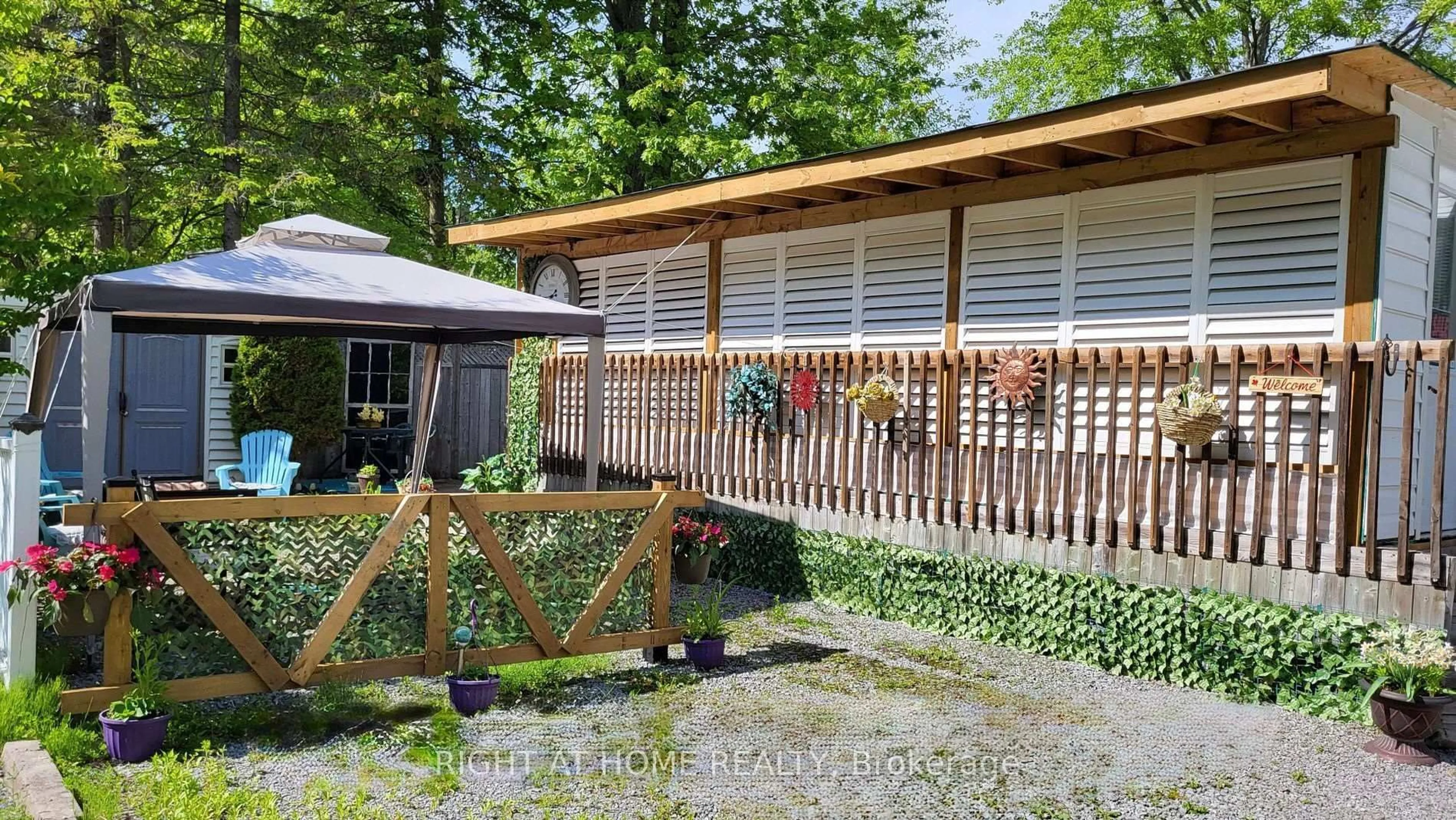 Patio, street for 3 Woody Way Blvd, Georgina Ontario L0E 1N0