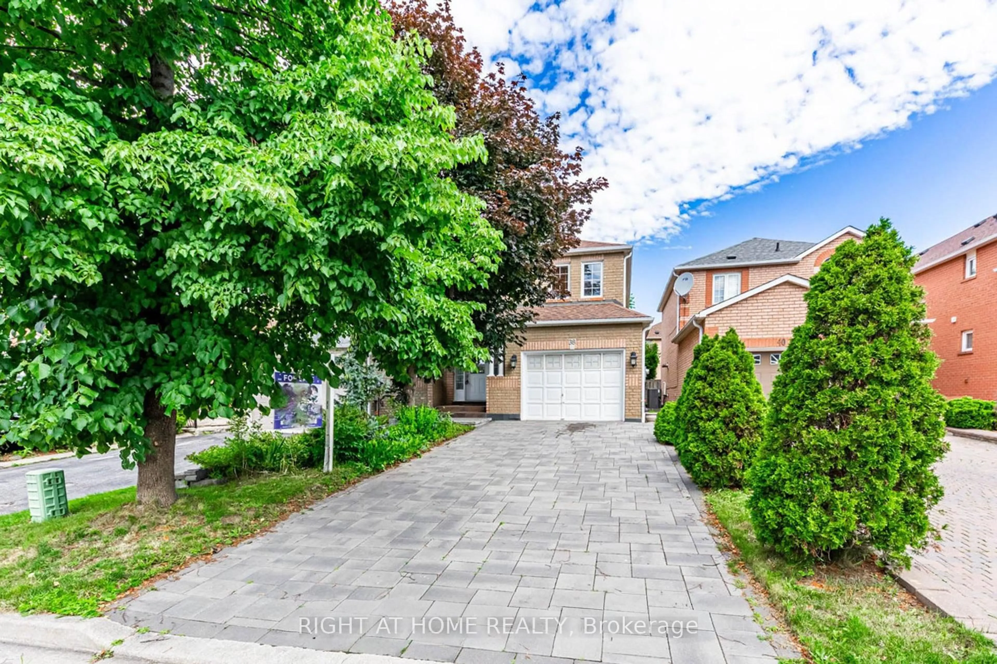 A pic from outside/outdoor area/front of a property/back of a property/a pic from drone, street for 38 Rosanna Cres, Vaughan Ontario L6A 2T3