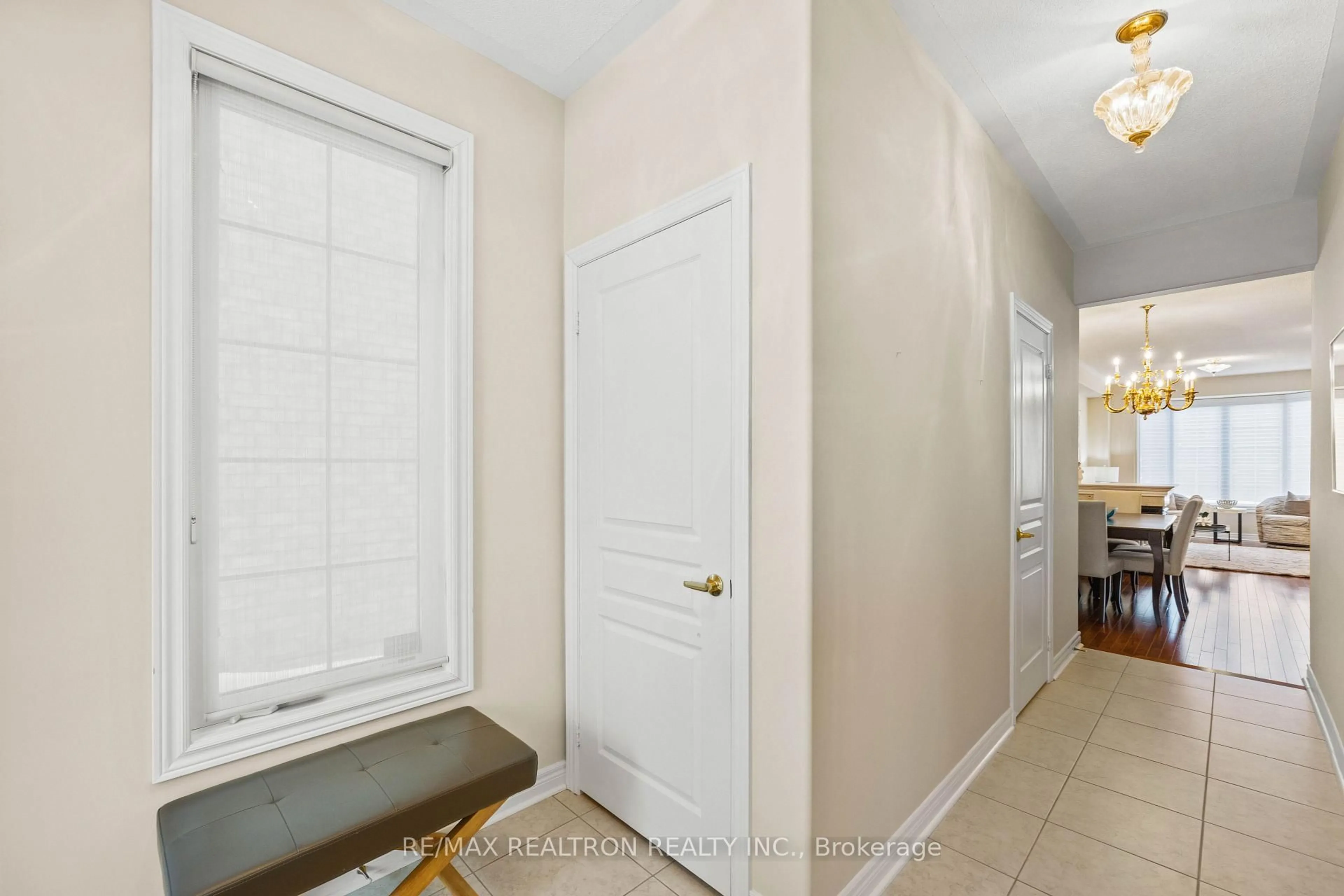 Indoor entryway for 169 Balsamwood Rd, Vaughan Ontario L4J 0G2