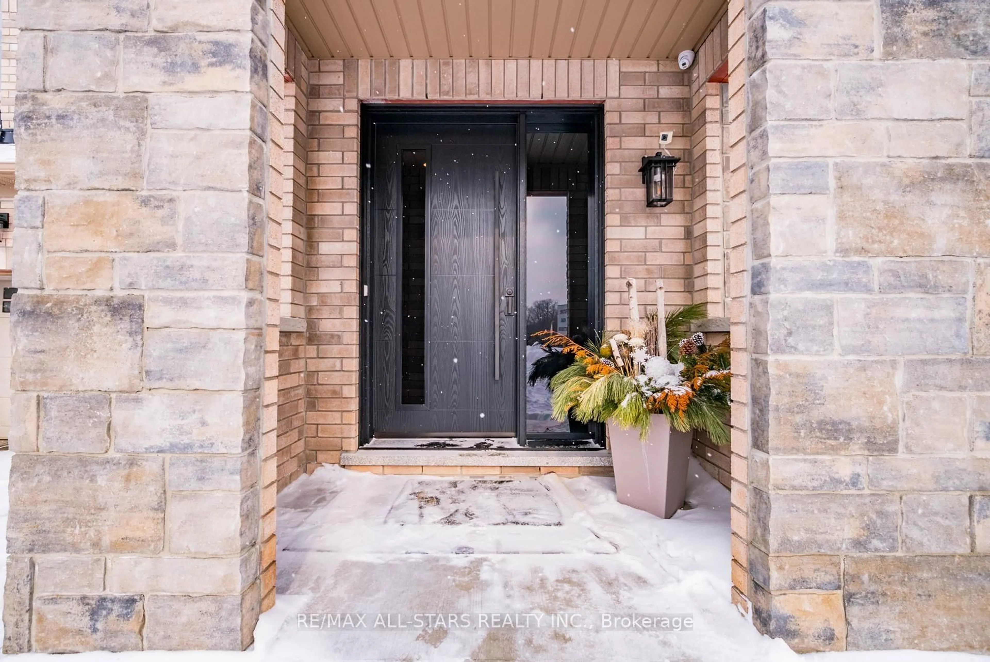 Indoor entryway for 106 Conductor Ave, Whitchurch-Stouffville Ontario L4A 4X5
