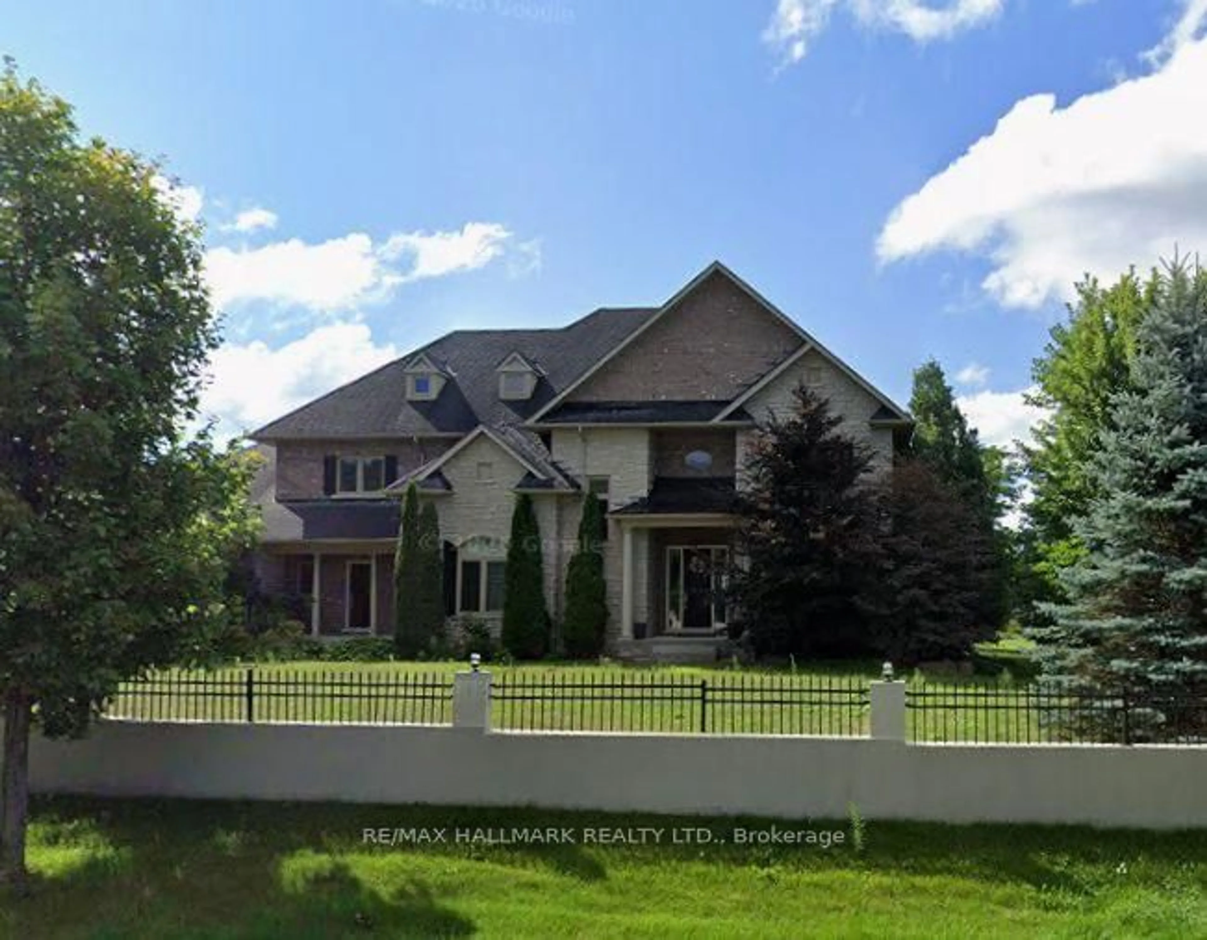 Home with vinyl exterior material, mountain view for 43 Grayfield Dr, Whitchurch-Stouffville Ontario L4A 0B1