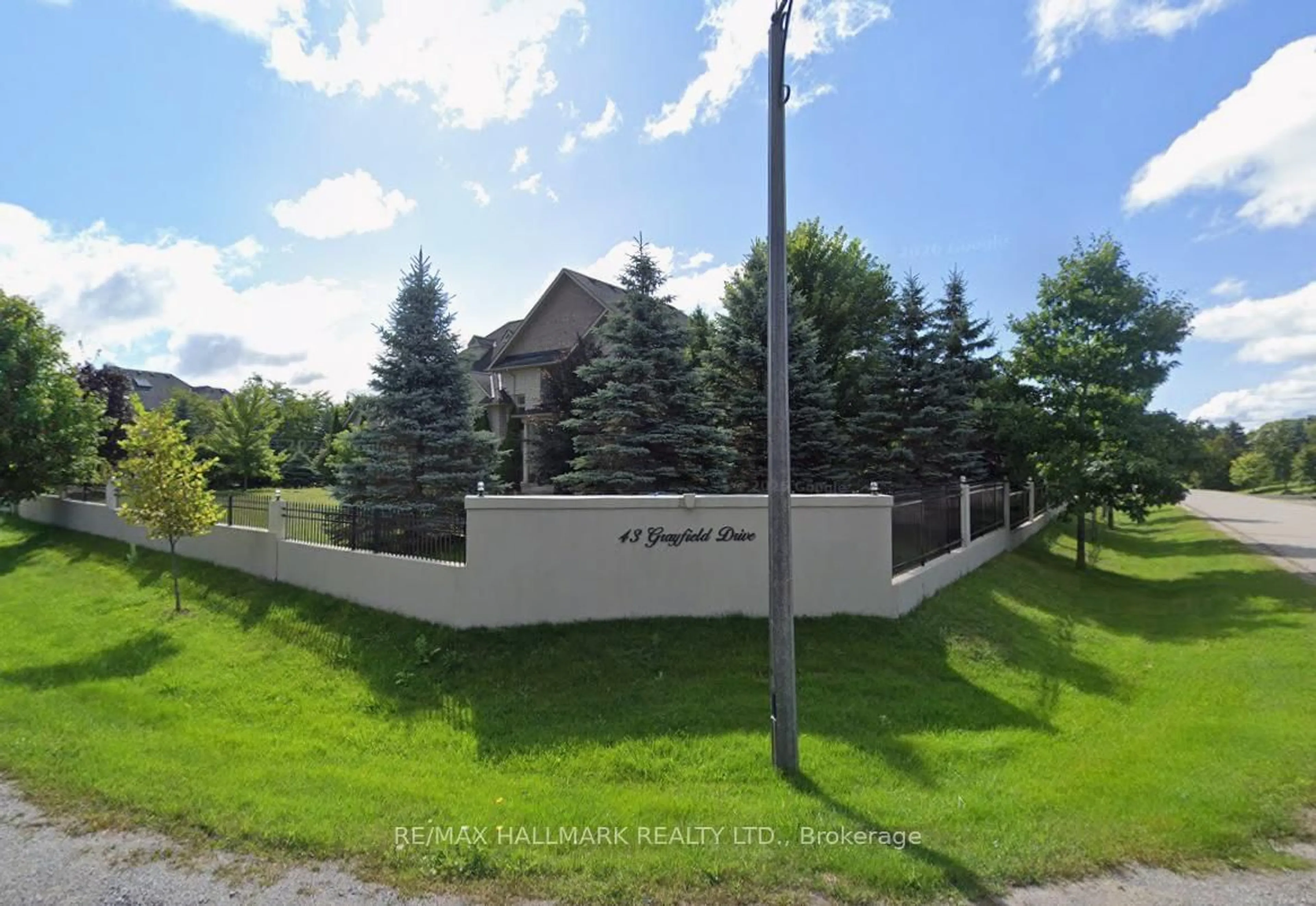 A pic from outside/outdoor area/front of a property/back of a property/a pic from drone, mountain view for 43 Grayfield Dr, Whitchurch-Stouffville Ontario L4A 0B1