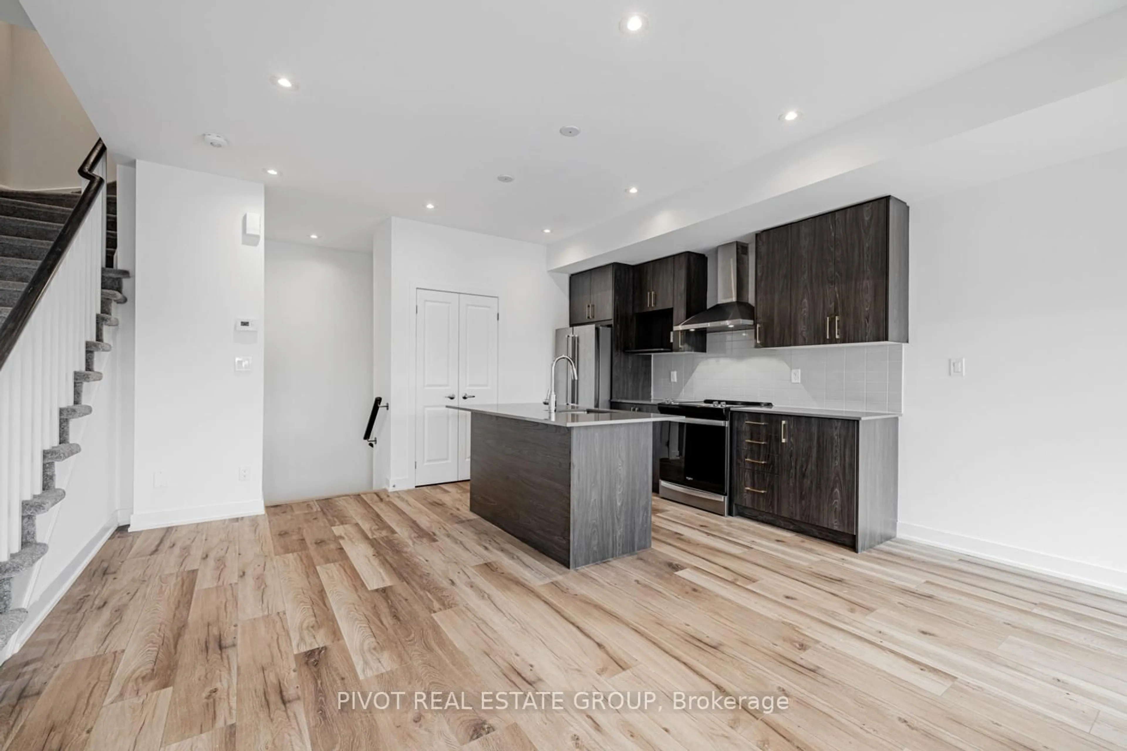 Open concept kitchen, wood/laminate floor for 42 Covington Cres, Whitchurch-Stouffville Ontario L4A 4W8