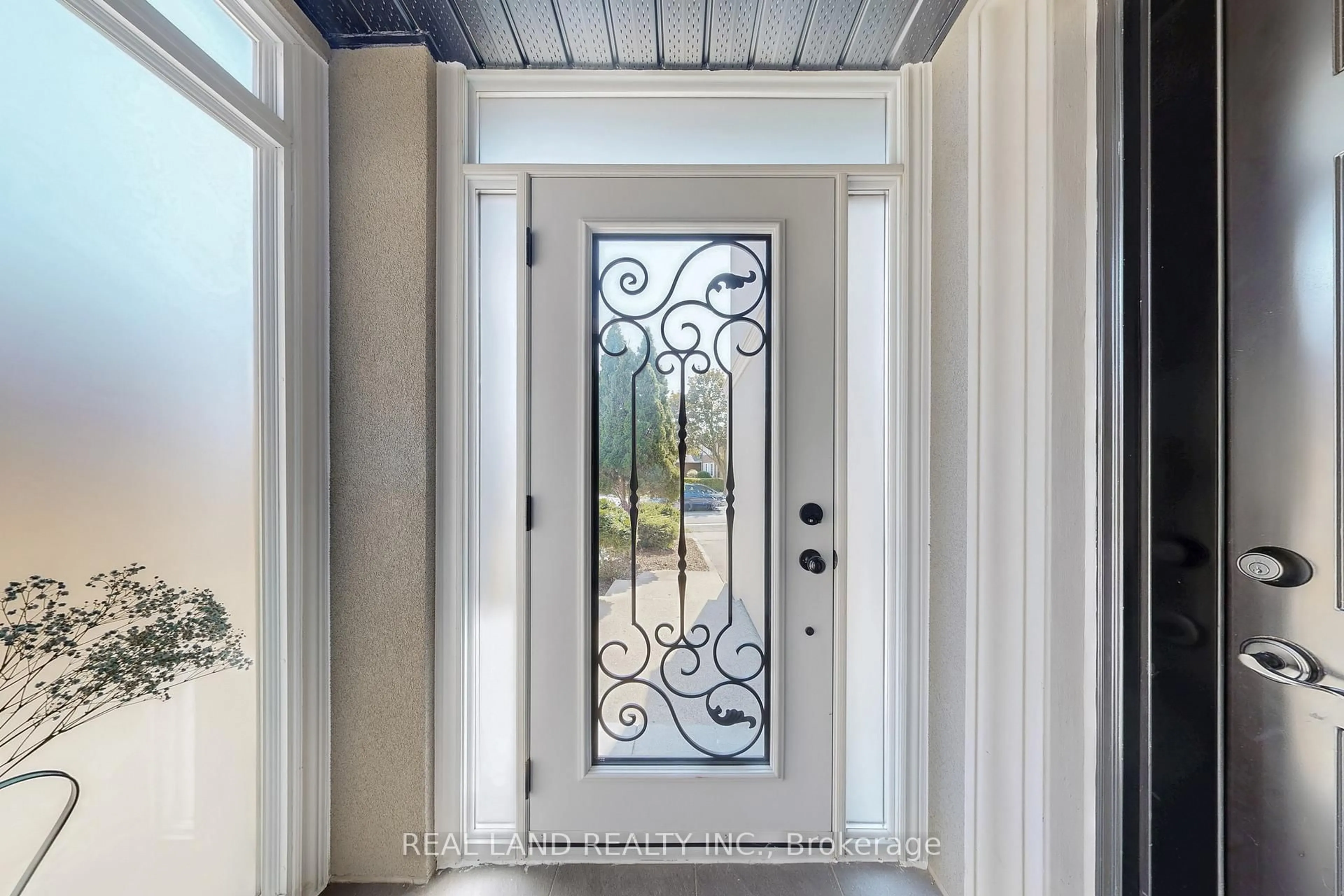 Indoor entryway for 251 Glen Shields Ave, Vaughan Ontario L4K 2R1