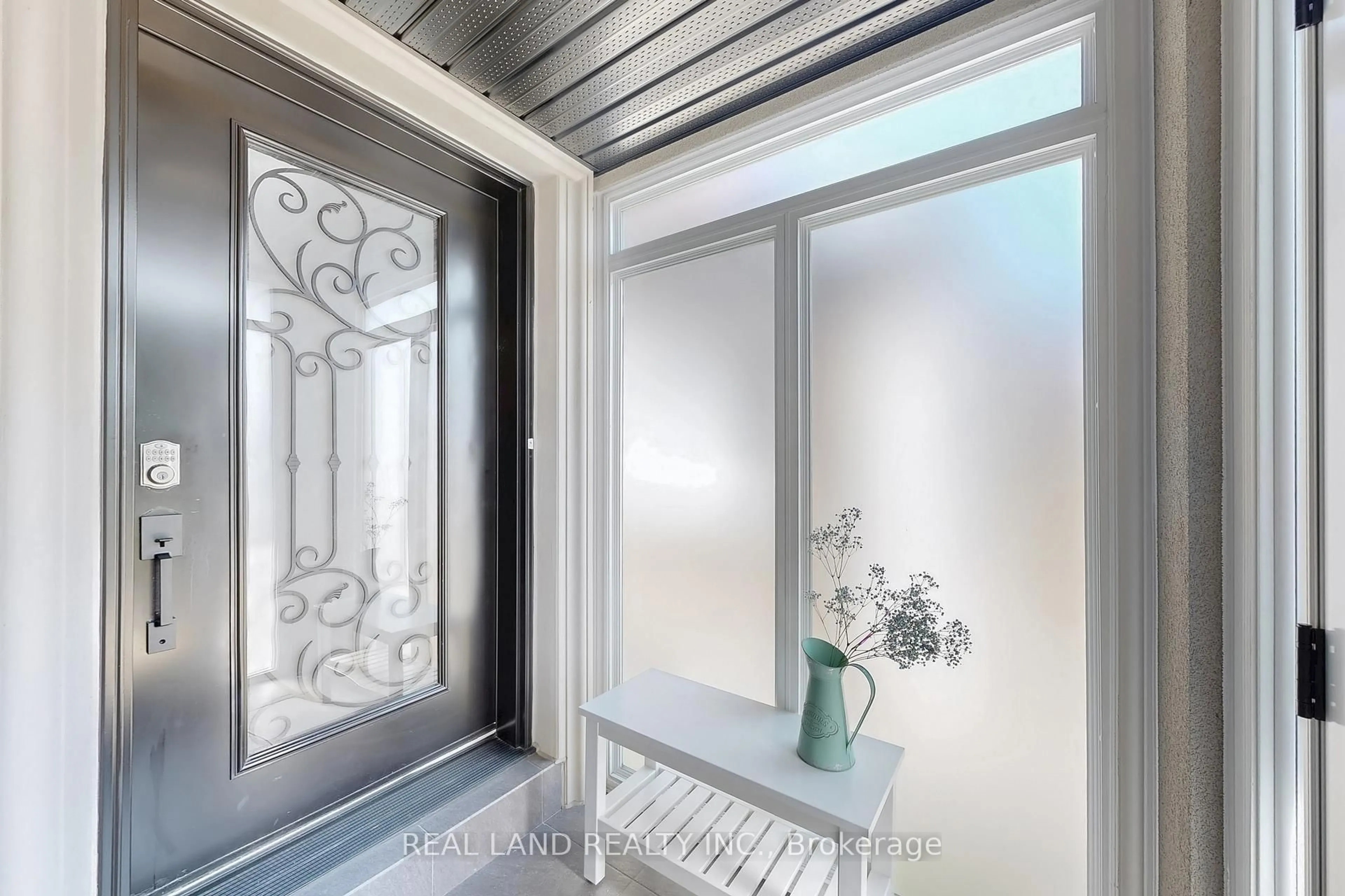 Indoor entryway for 251 Glen Shields Ave, Vaughan Ontario L4K 2R1