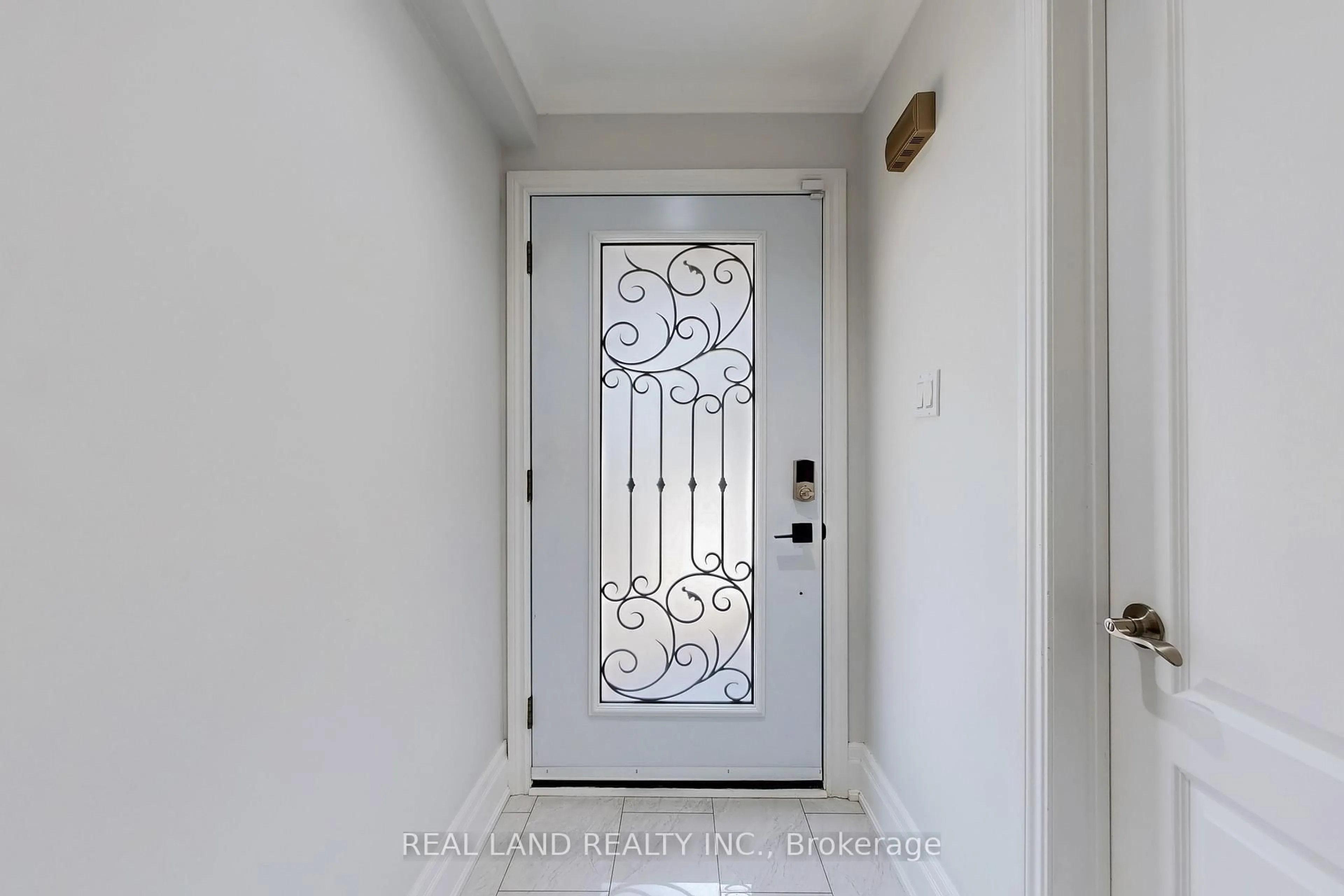 Indoor entryway for 251 Glen Shields Ave, Vaughan Ontario L4K 2R1
