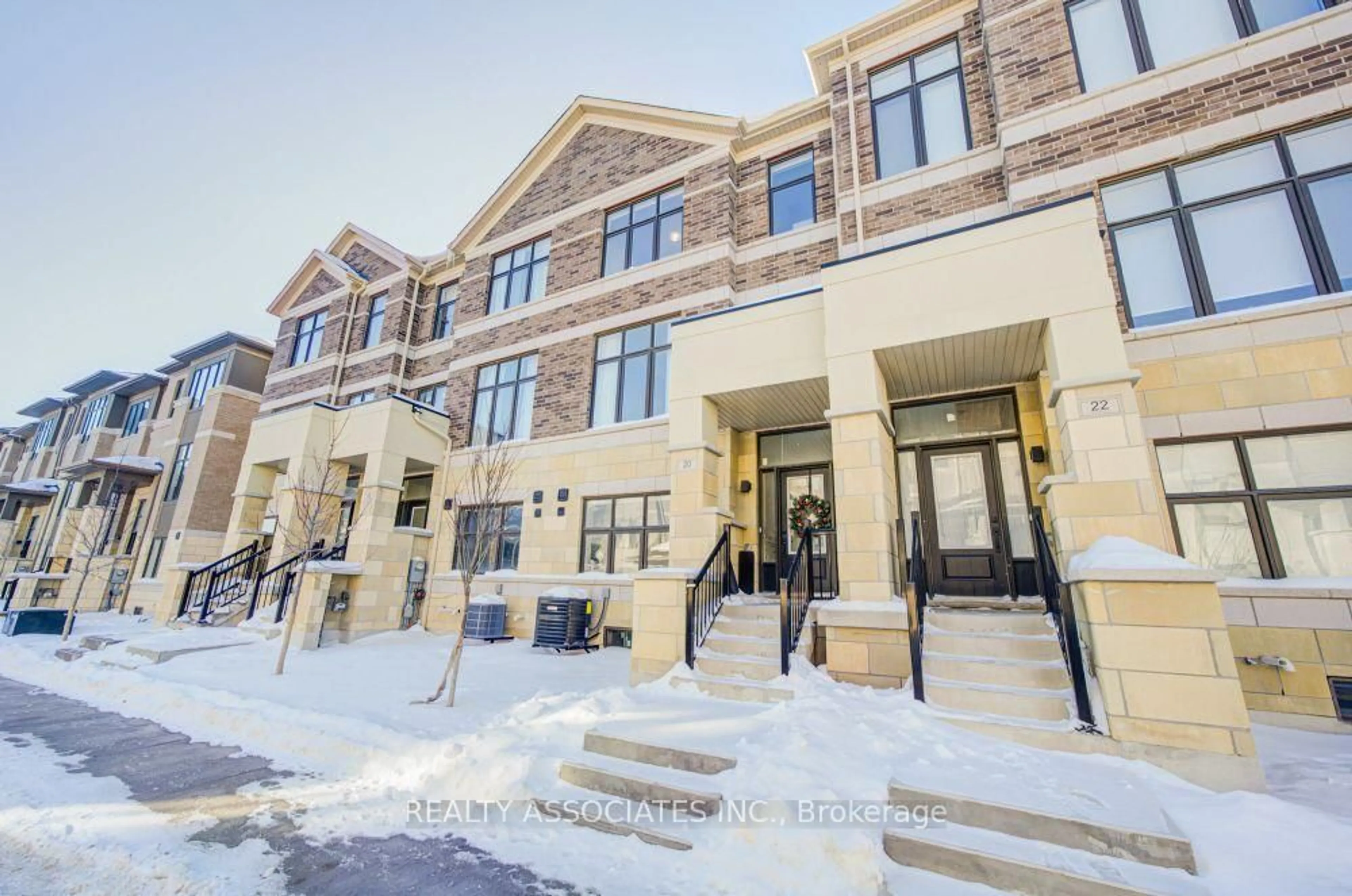 Indoor foyer for 20 Kahshe Lane, Richmond Hill Ontario L4S 0N7