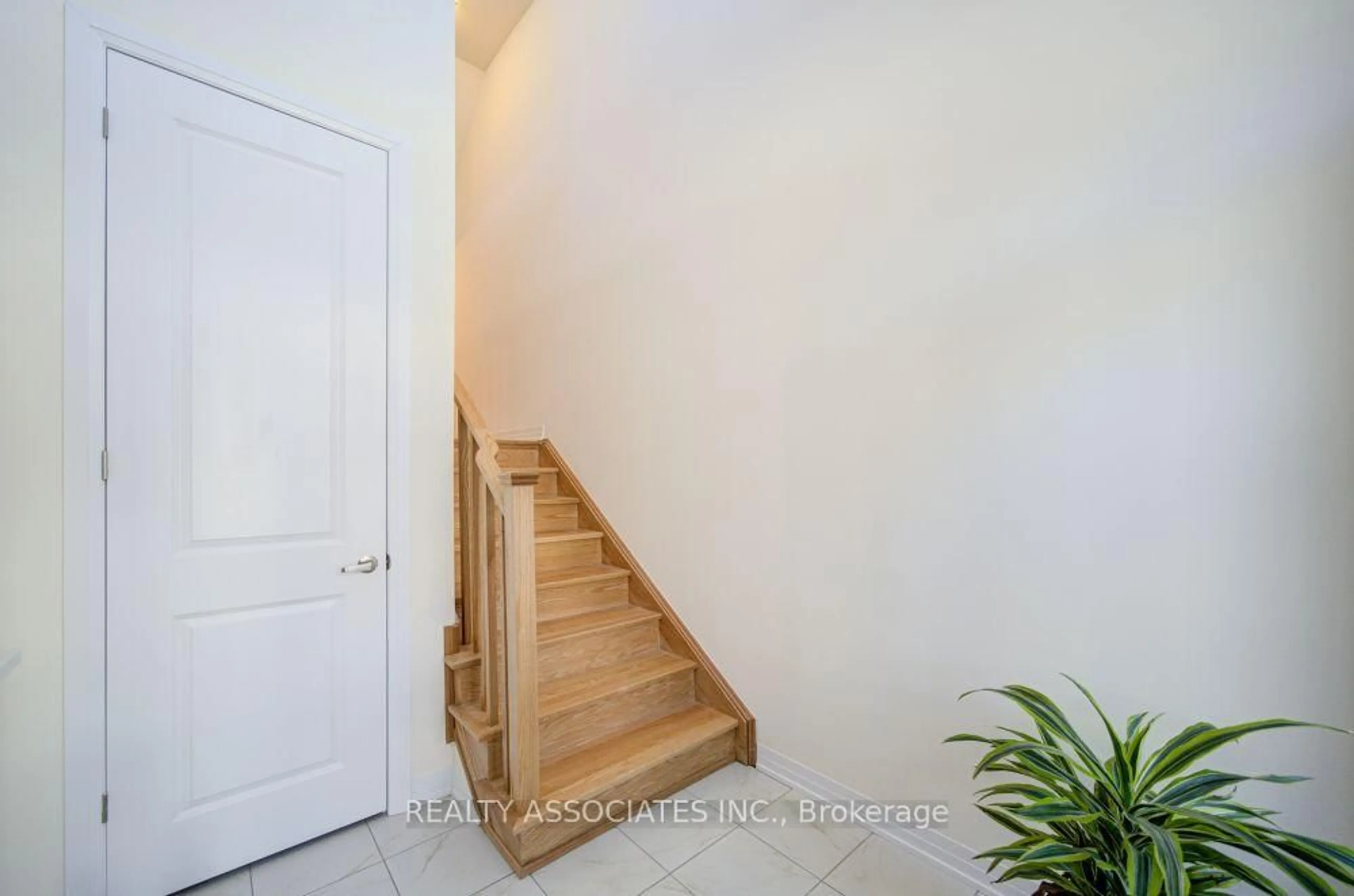 Indoor entryway for 20 Kahshe Lane, Richmond Hill Ontario L4S 0N7
