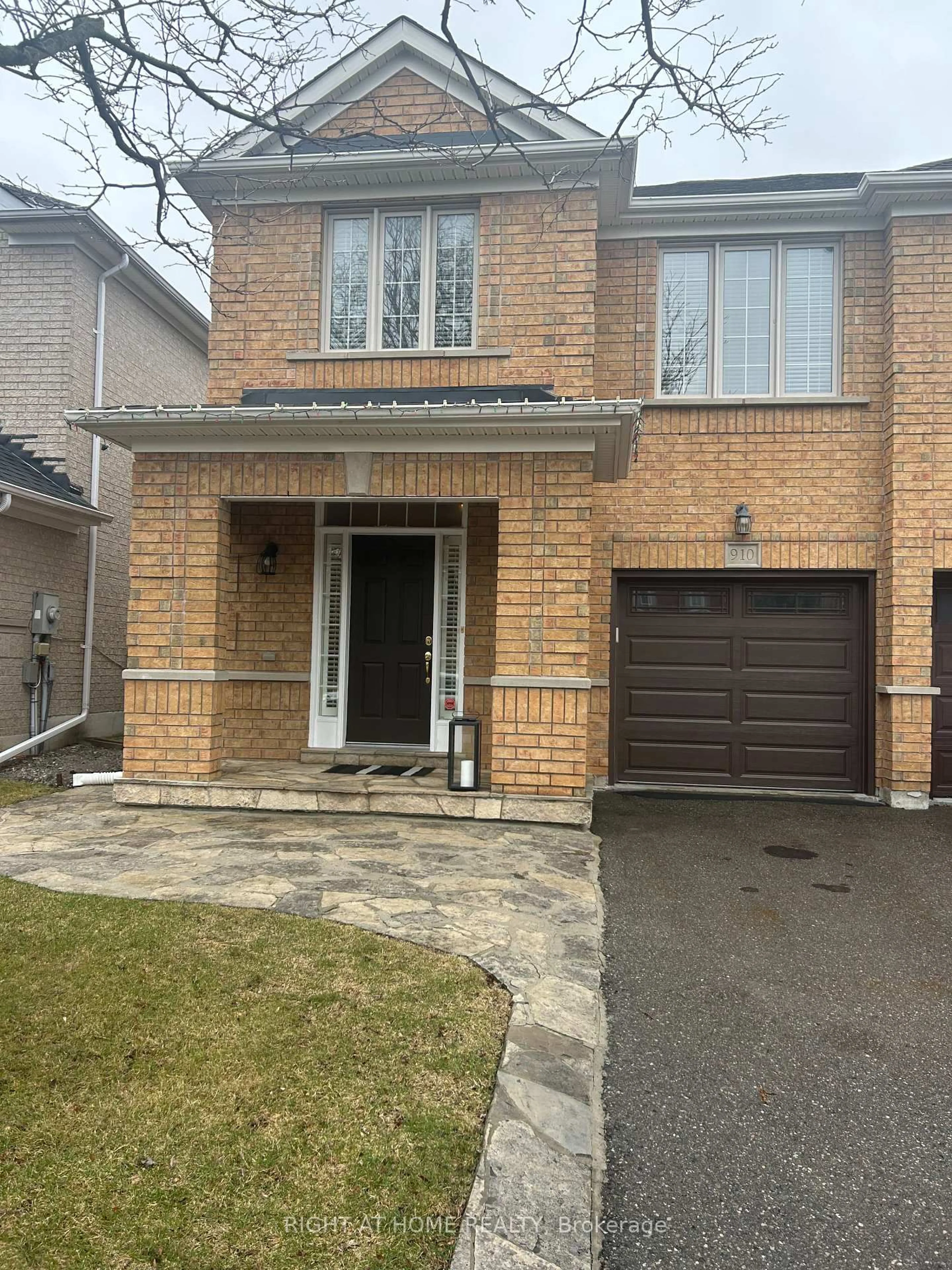 Home with brick exterior material, street for 910 Oaktree Cres, Newmarket Ontario L3X 2Z1