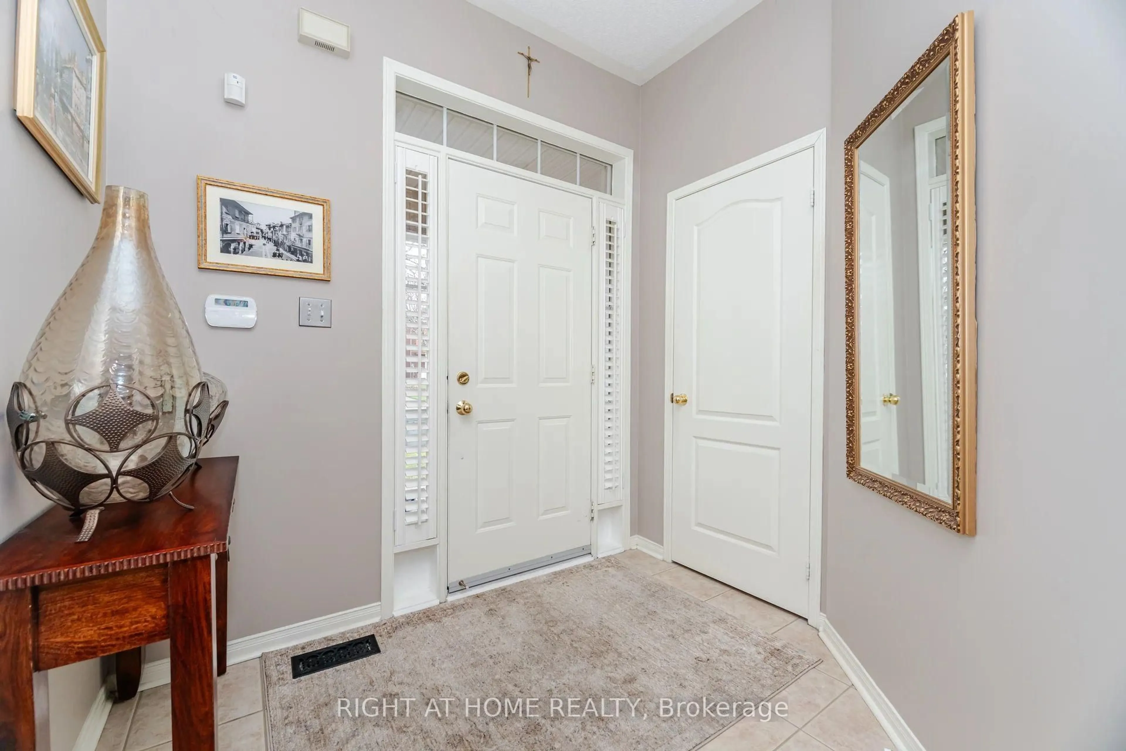 Indoor entryway for 910 Oaktree Cres, Newmarket Ontario L3X 2Z1