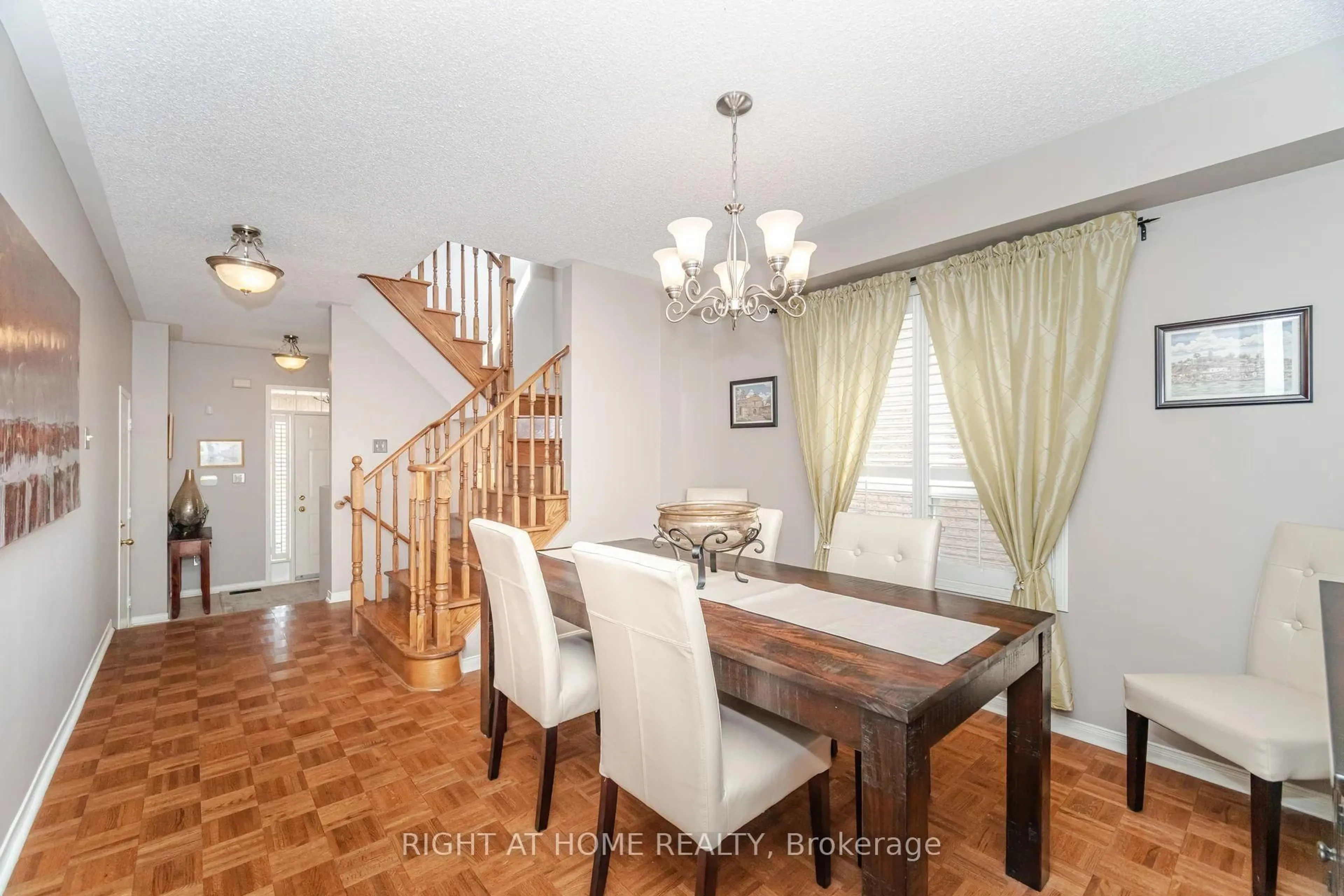 Dining room, unknown for 910 Oaktree Cres, Newmarket Ontario L3X 2Z1