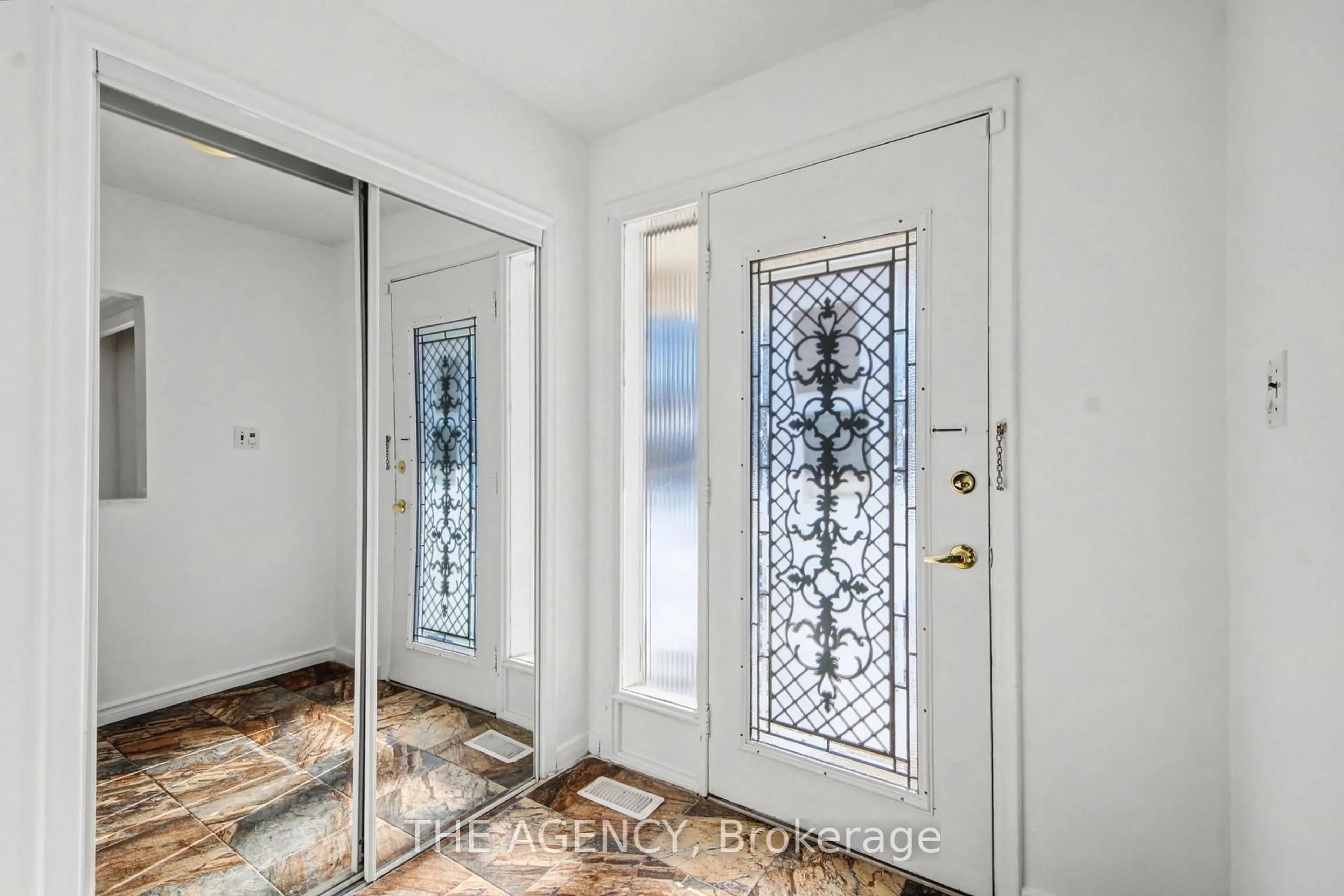 Indoor entryway for 96 Meadowview Ave, Markham Ontario L3T 1K7