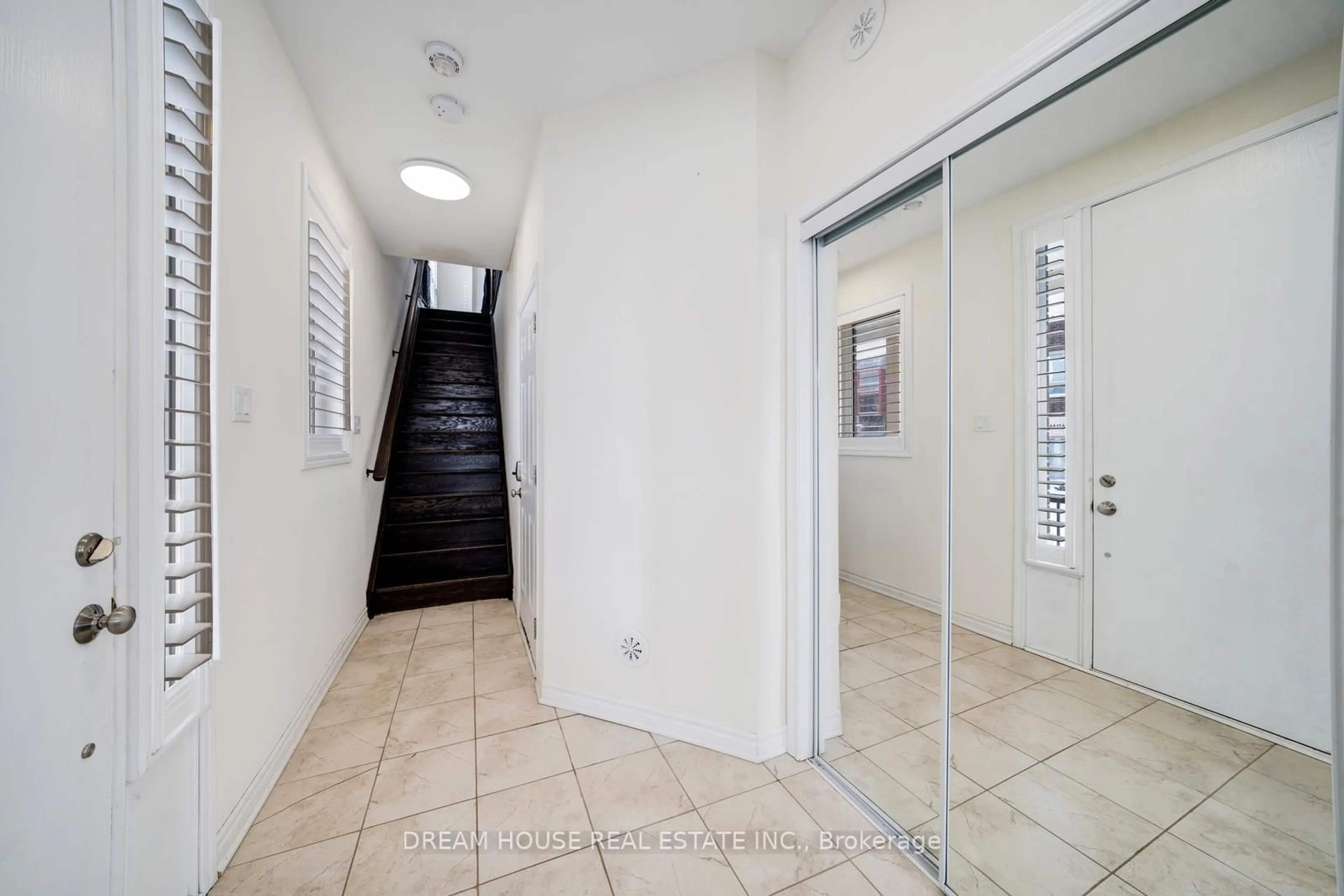 Indoor foyer for 350 Arthur Bonner Ave #41, Markham Ontario L6B 1N2