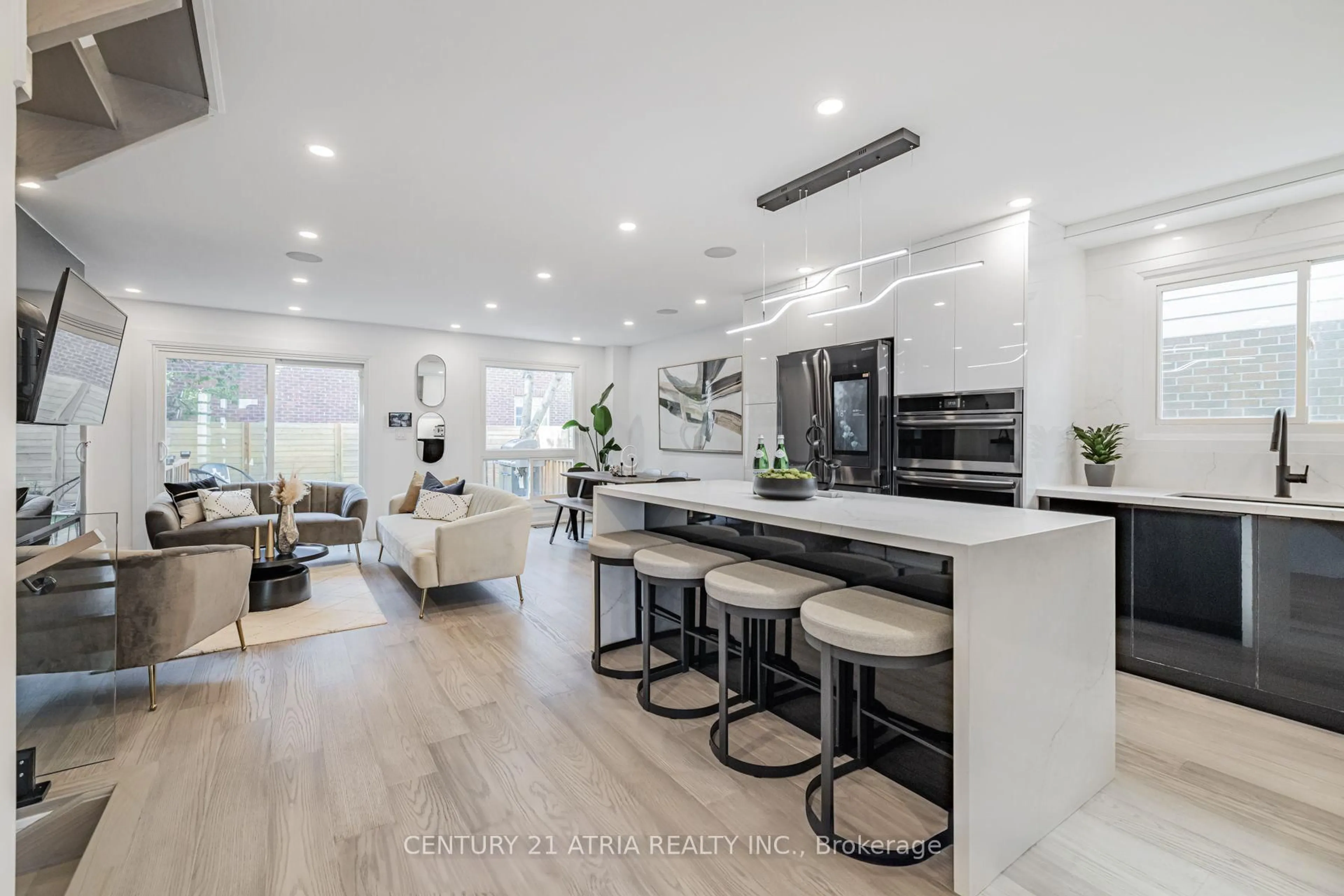 Open concept kitchen, unknown for 42 Coventry Crt, Richmond Hill Ontario L4C 8B8