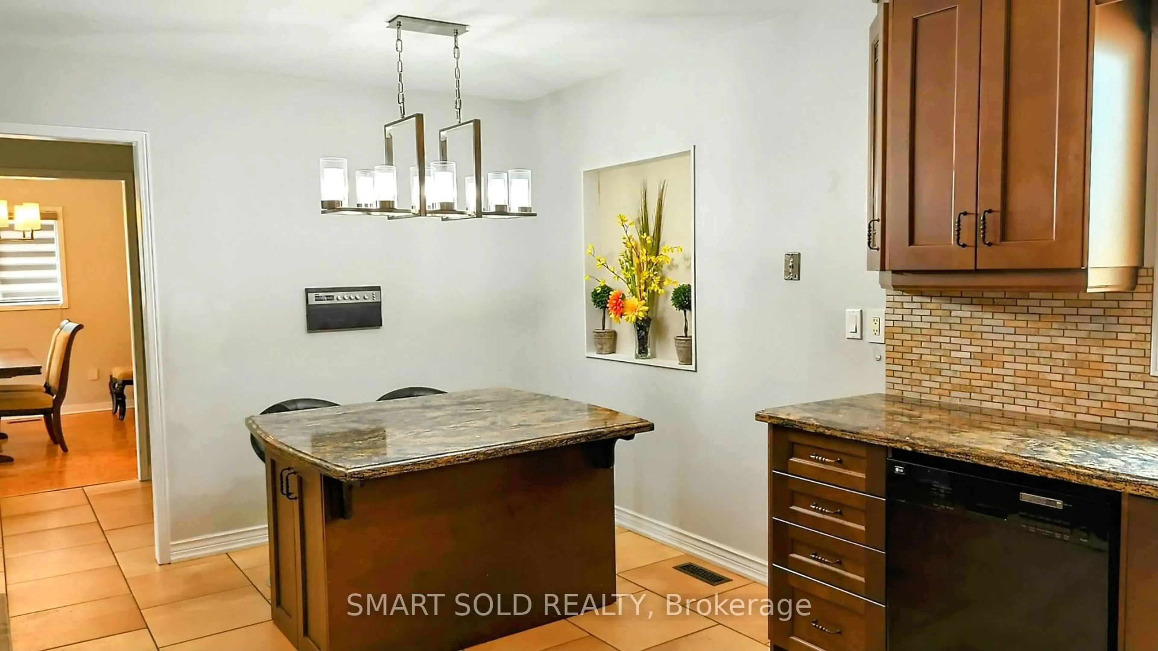 Open concept kitchen, wood/laminate floor for 148 Castlehill Rd, Vaughan Ontario L6A 1N7