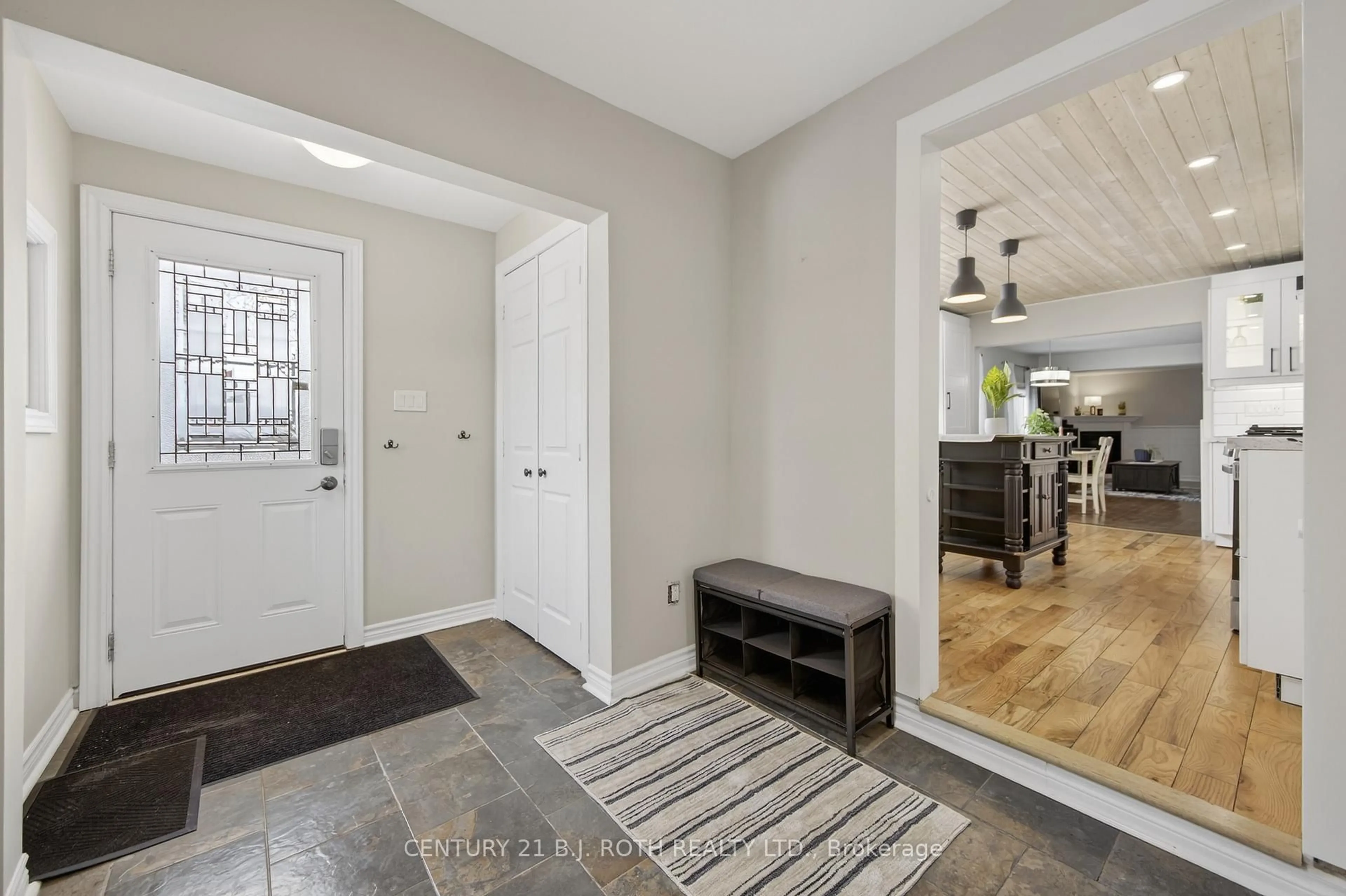 Indoor entryway for 860 Adams Rd, Innisfil Ontario L9S 4E1