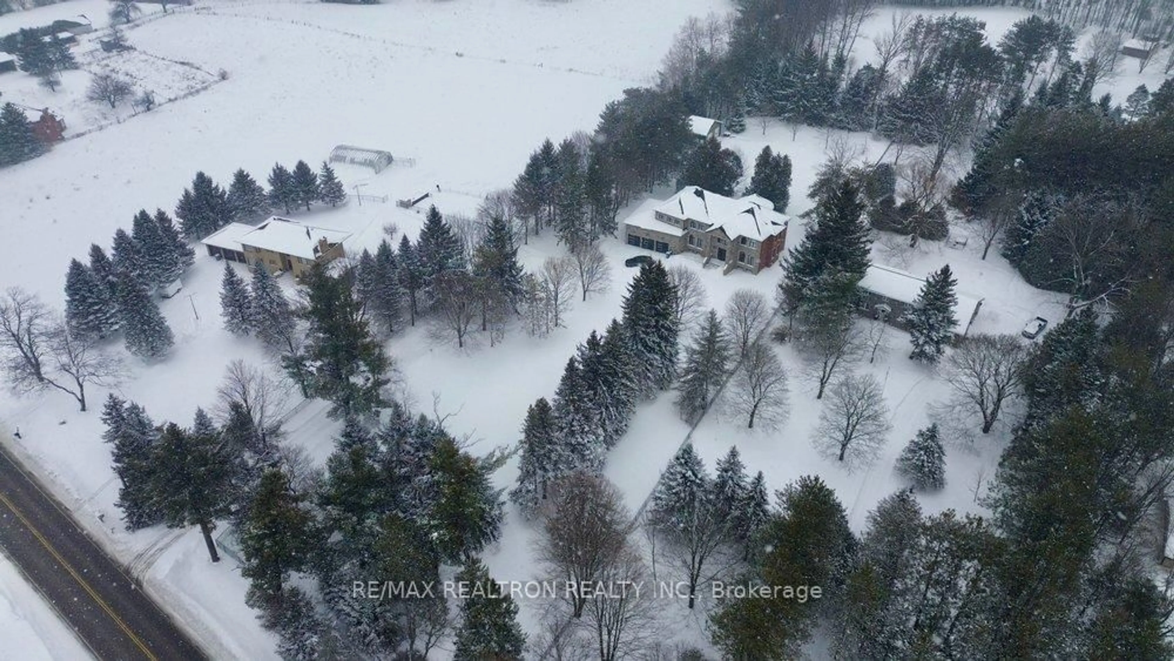A pic from outside/outdoor area/front of a property/back of a property/a pic from drone, unknown for 14705 Jane St, King Ontario L7B 1A3