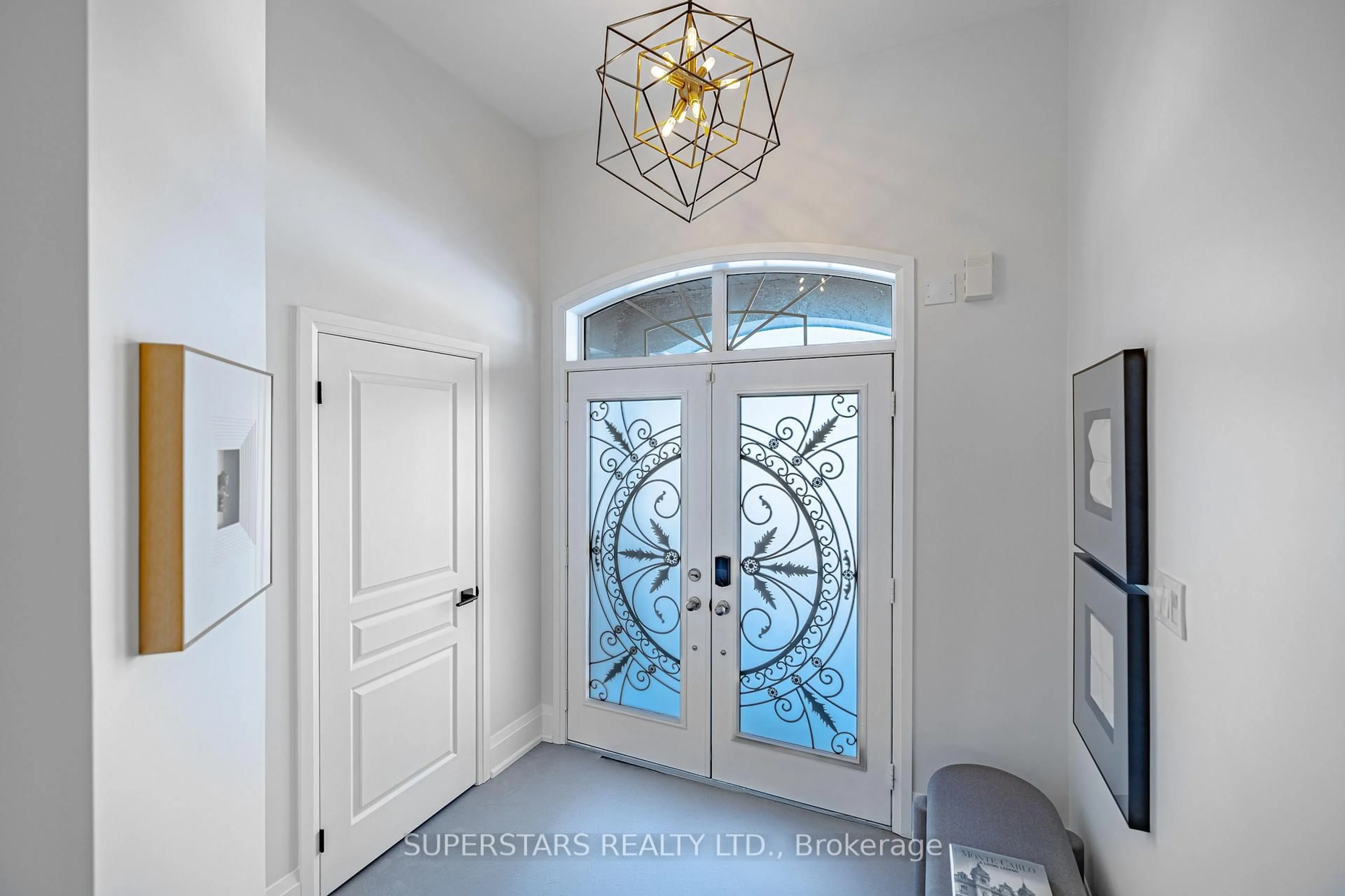 Indoor entryway for 288 Baker Hill Blvd, Whitchurch-Stouffville Ontario L4A 4P8