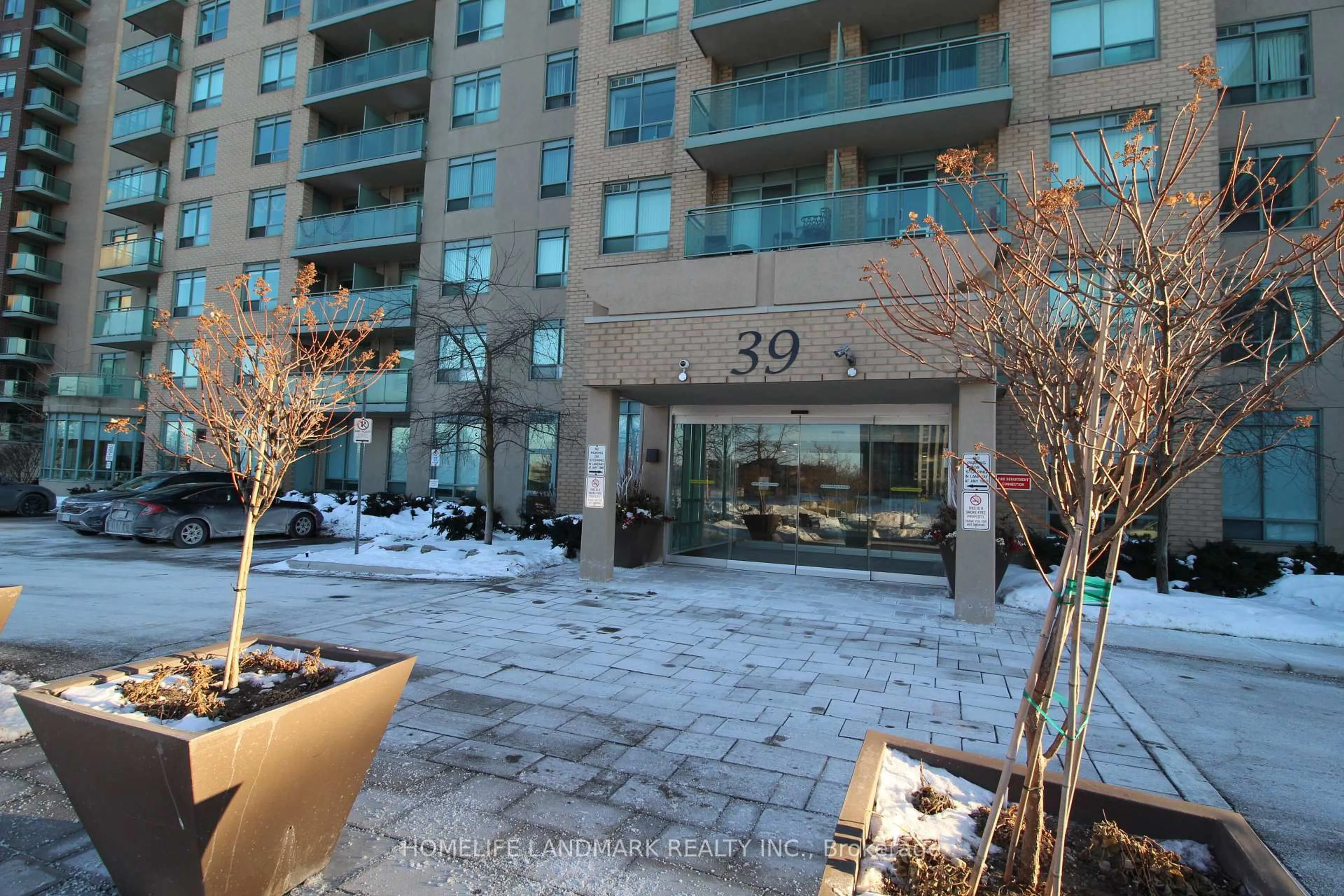 Patio, street for 39 Oneida Cres #718, Richmond Hill Ontario L4B 4T9