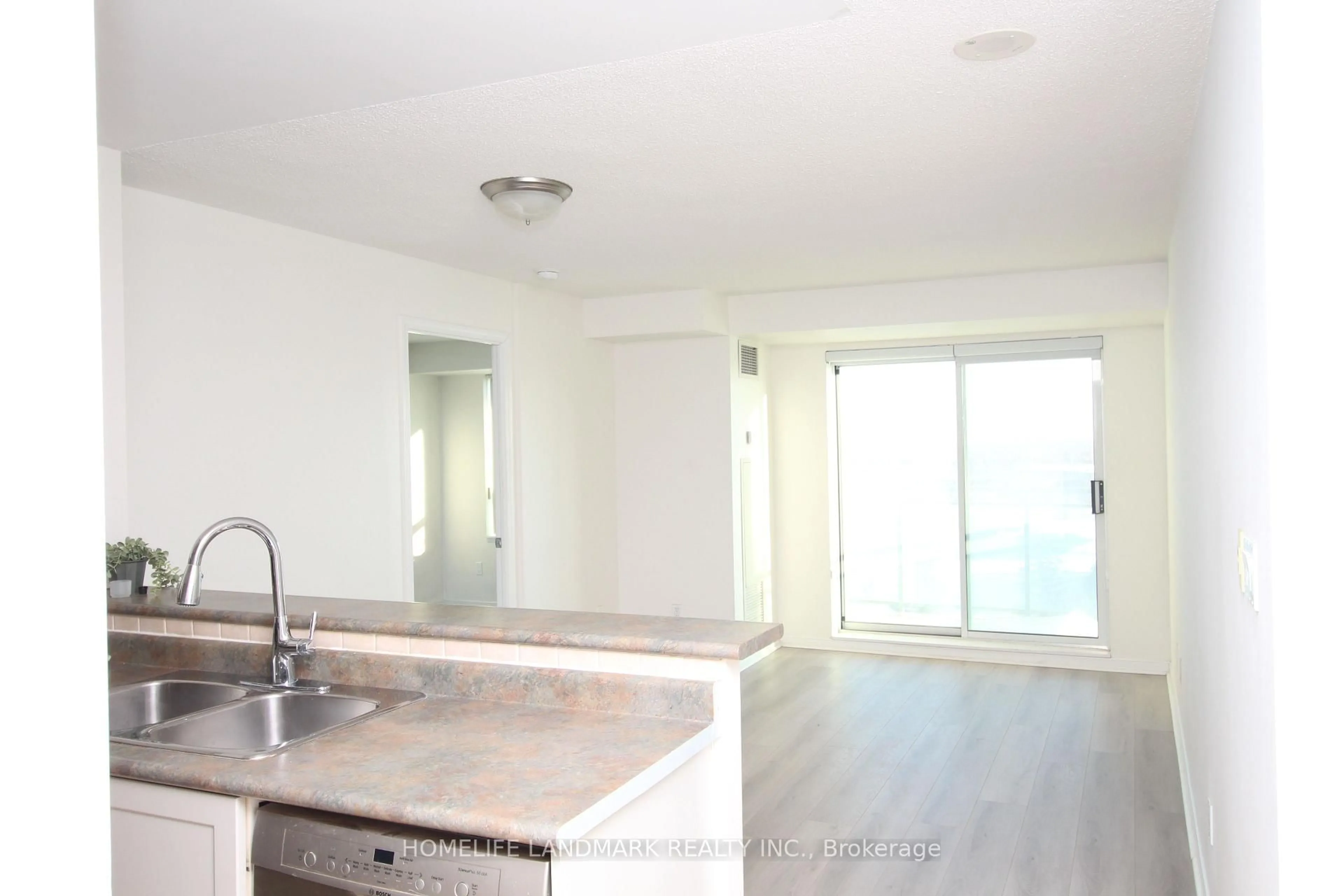 Open concept kitchen, unknown for 39 Oneida Cres #718, Richmond Hill Ontario L4B 4T9